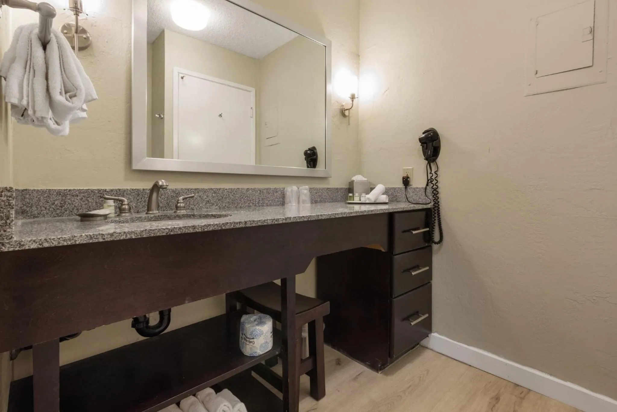 Photo of the whole room in Plantation Hale Suites