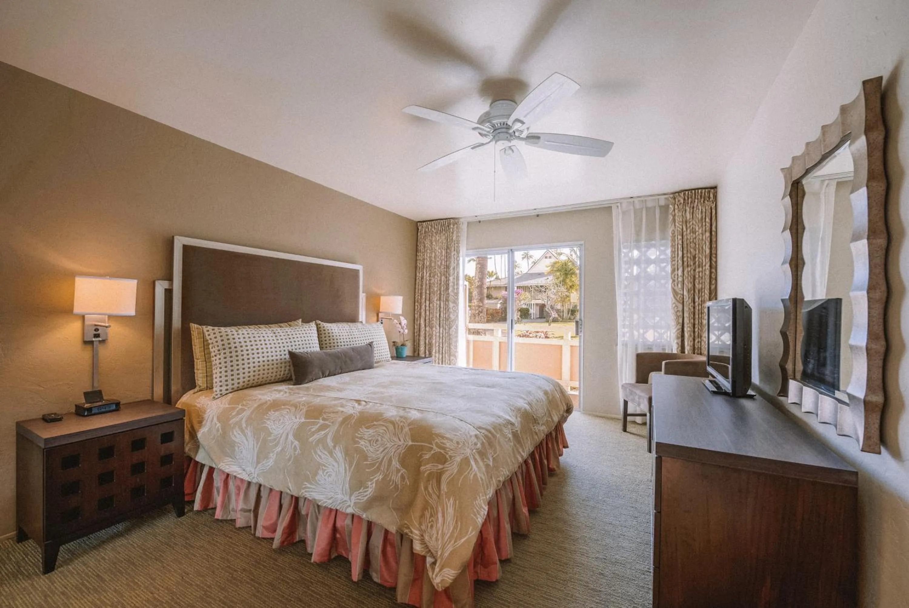 Photo of the whole room, Bed in Plantation Hale Suites