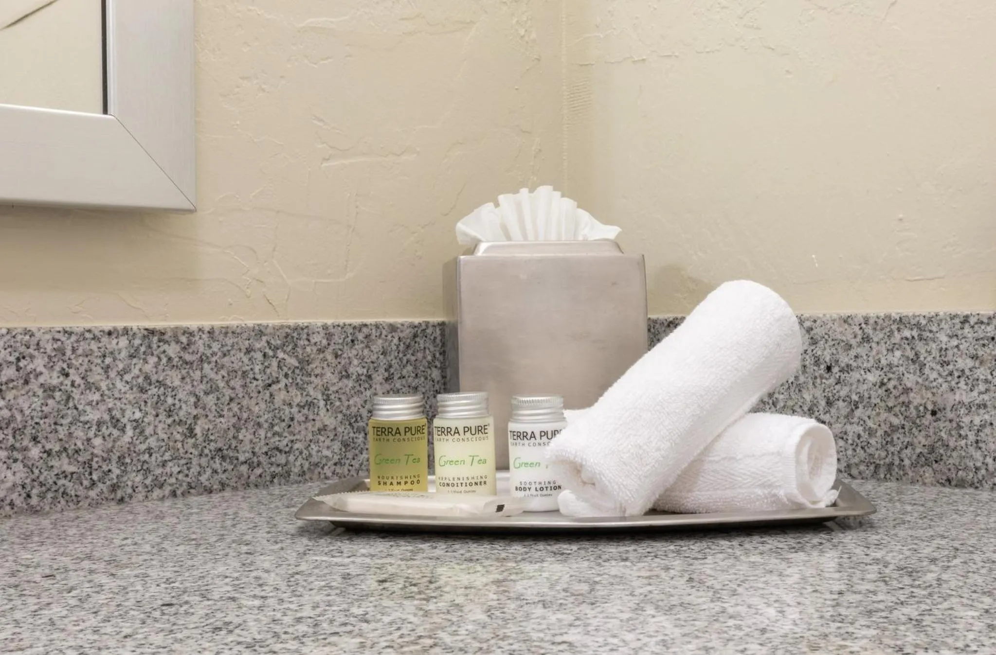 Photo of the whole room in Plantation Hale Suites