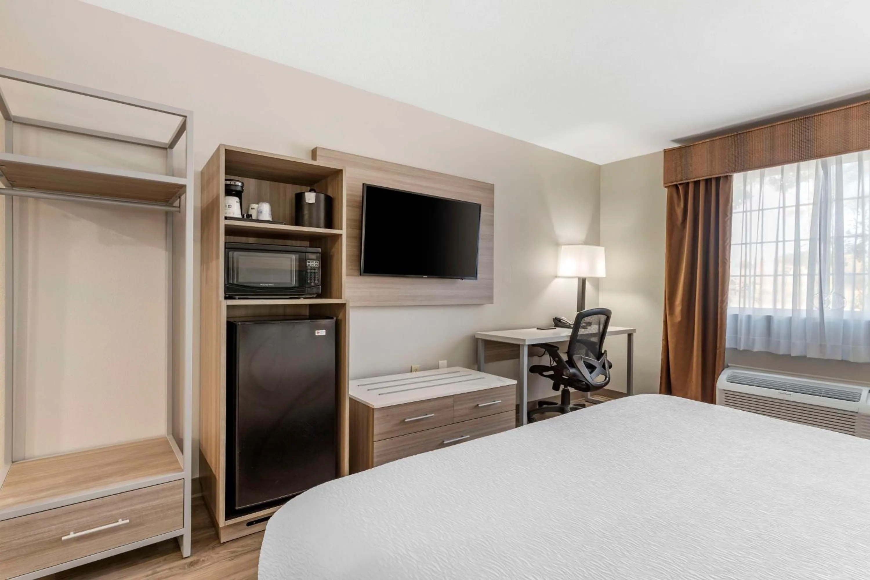 Bedroom, Bed in Best Western Plus Vineyard Inn