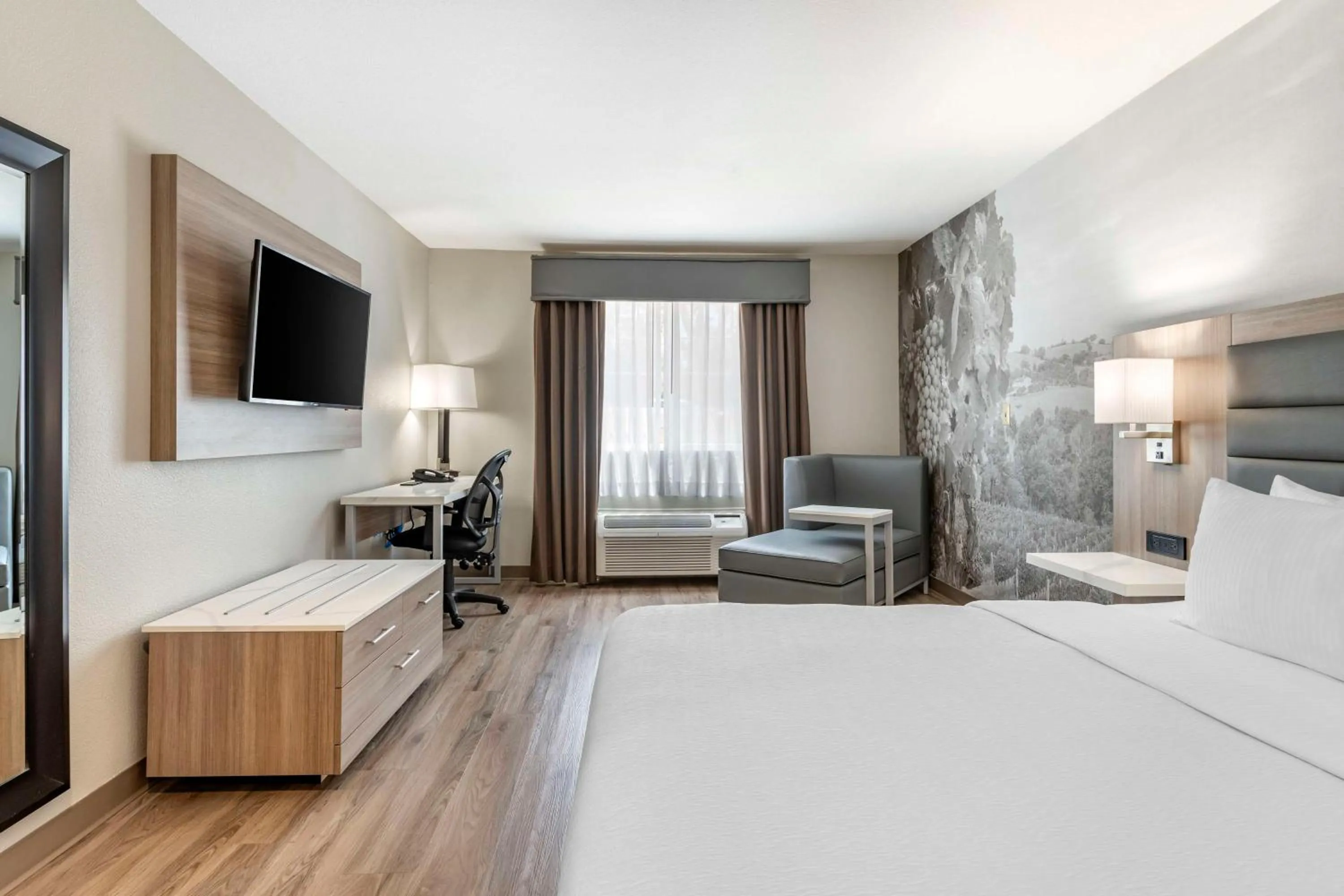 Bedroom, Bed in Best Western Plus Vineyard Inn