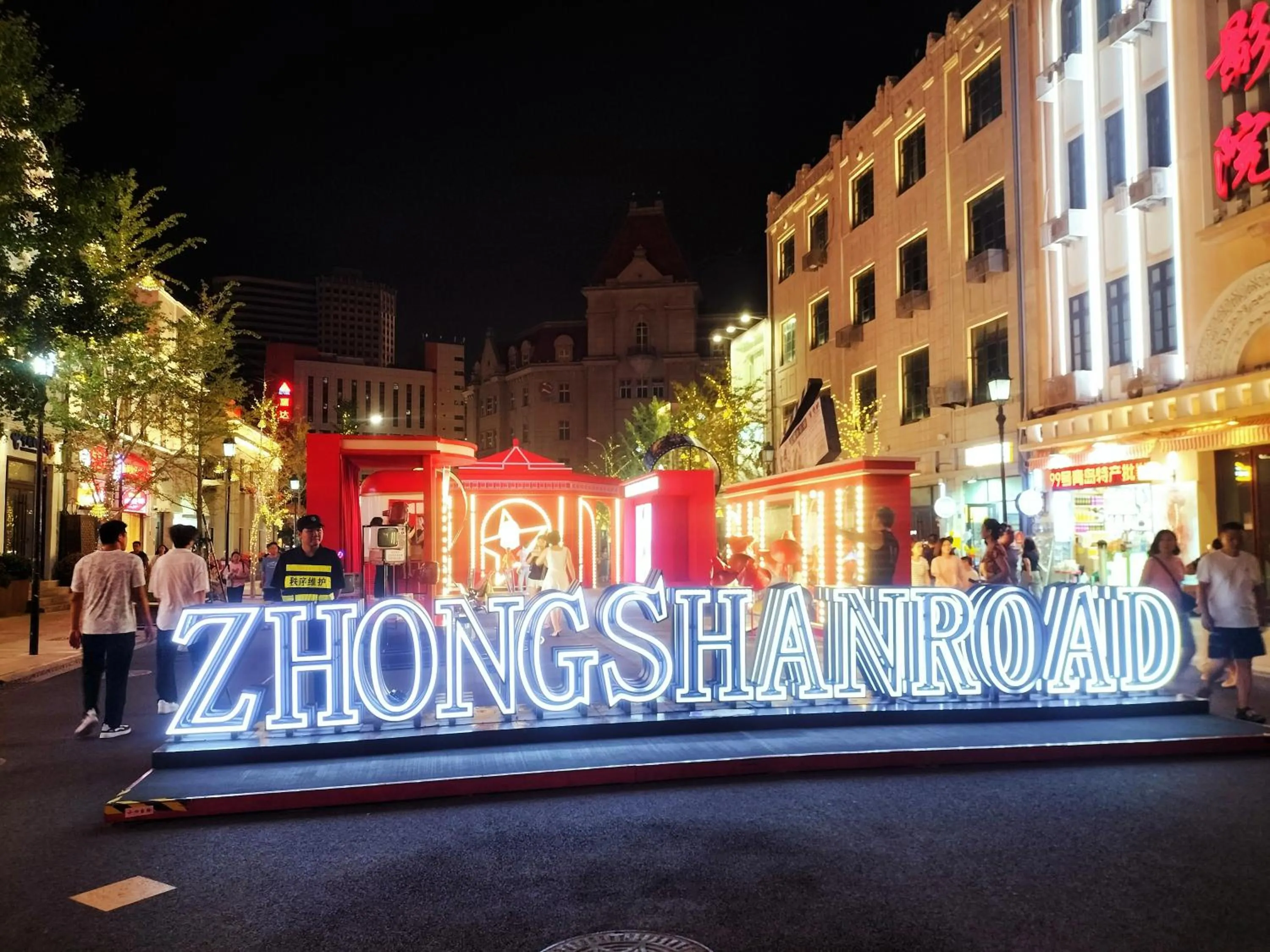 Evening entertainment in Hua Qi Kaiserdom Hotel Zhongshan Road St Michael's Cathedral and Zhanqiao Pier Qingdao