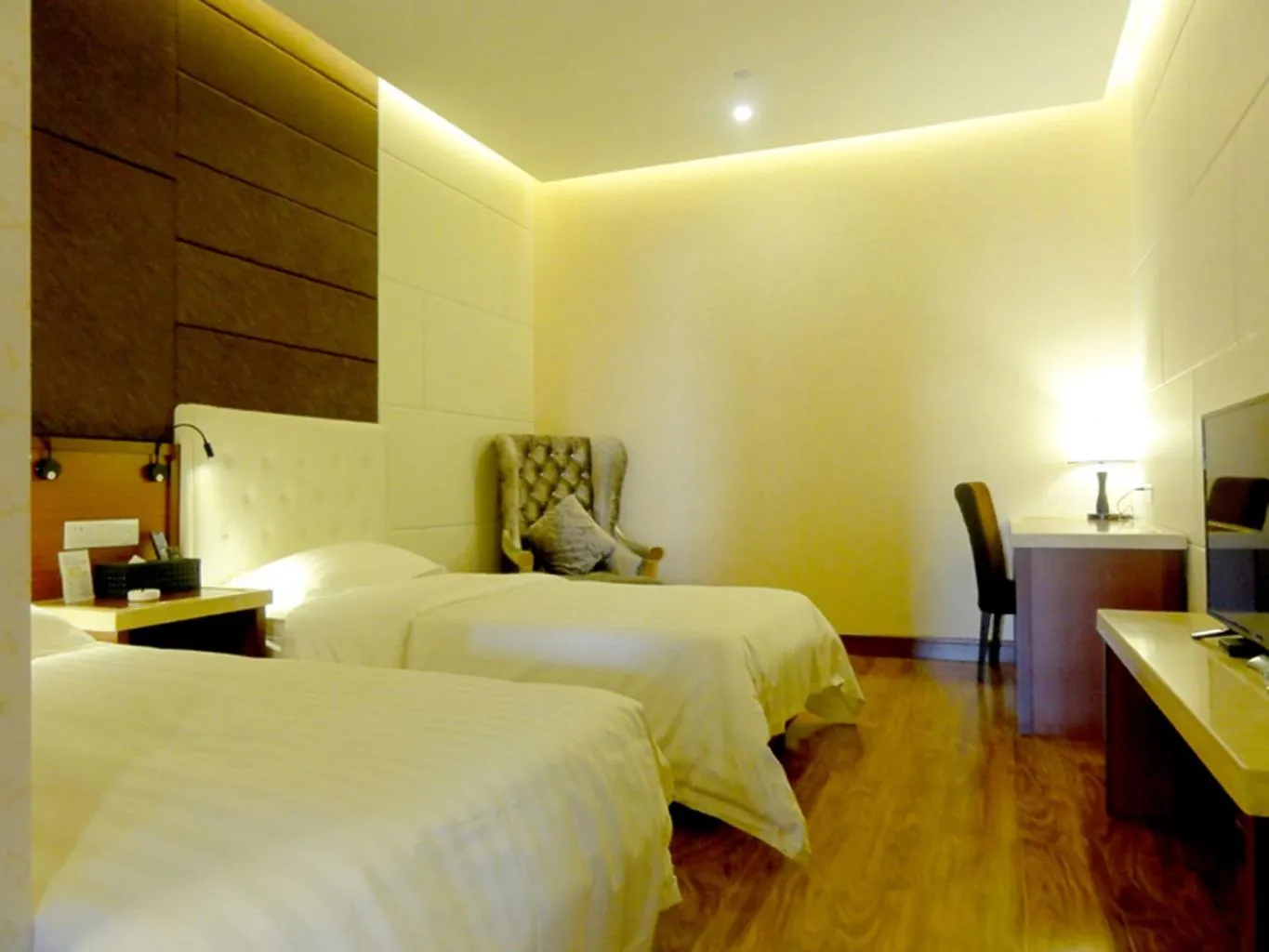 Bed in Hua Qi Kaiserdom Hotel Zhongshan Road St Michael's Cathedral and Zhanqiao Pier Qingdao