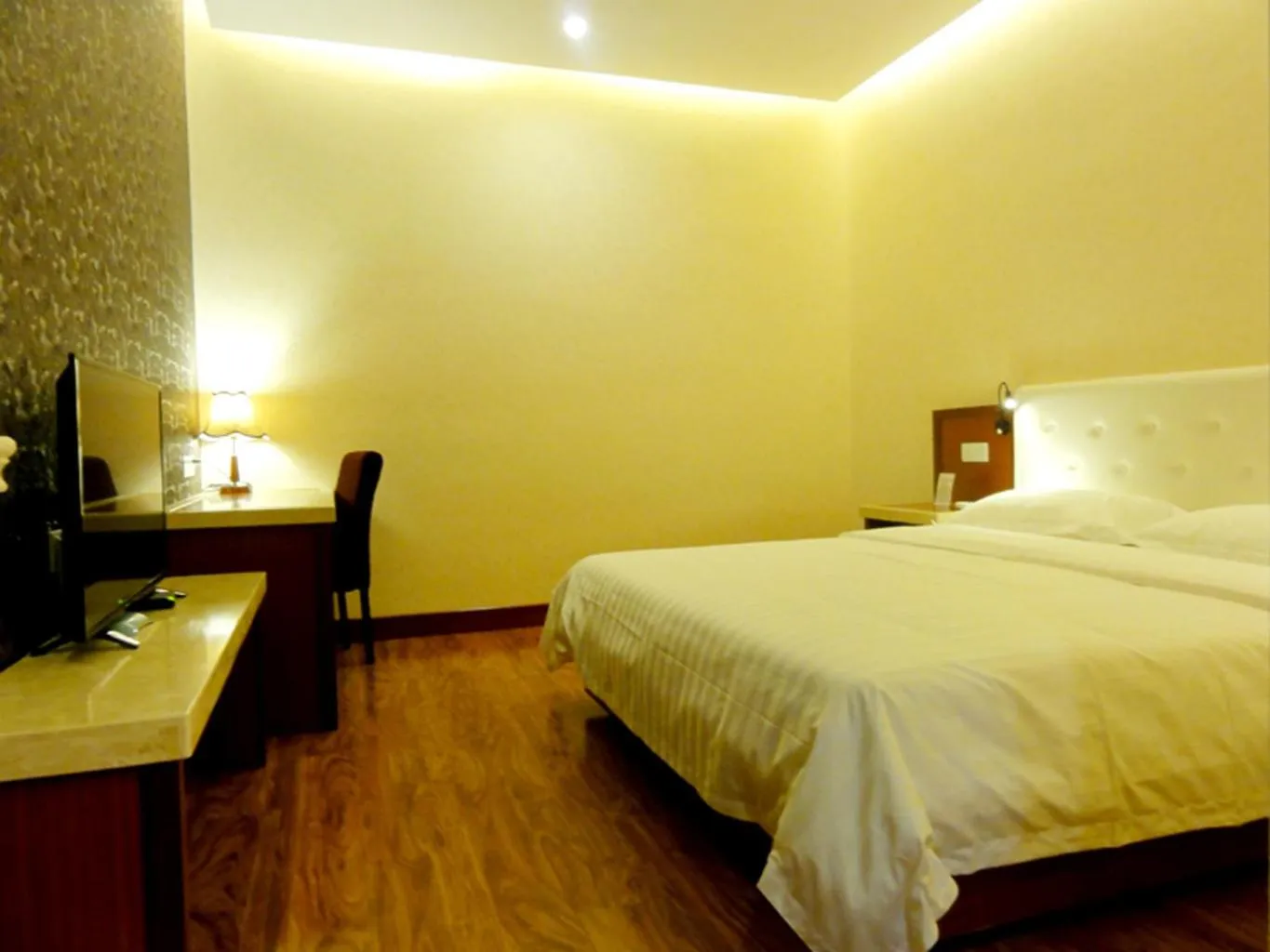 Bed in Hua Qi Kaiserdom Hotel Zhongshan Road St Michael's Cathedral and Zhanqiao Pier Qingdao