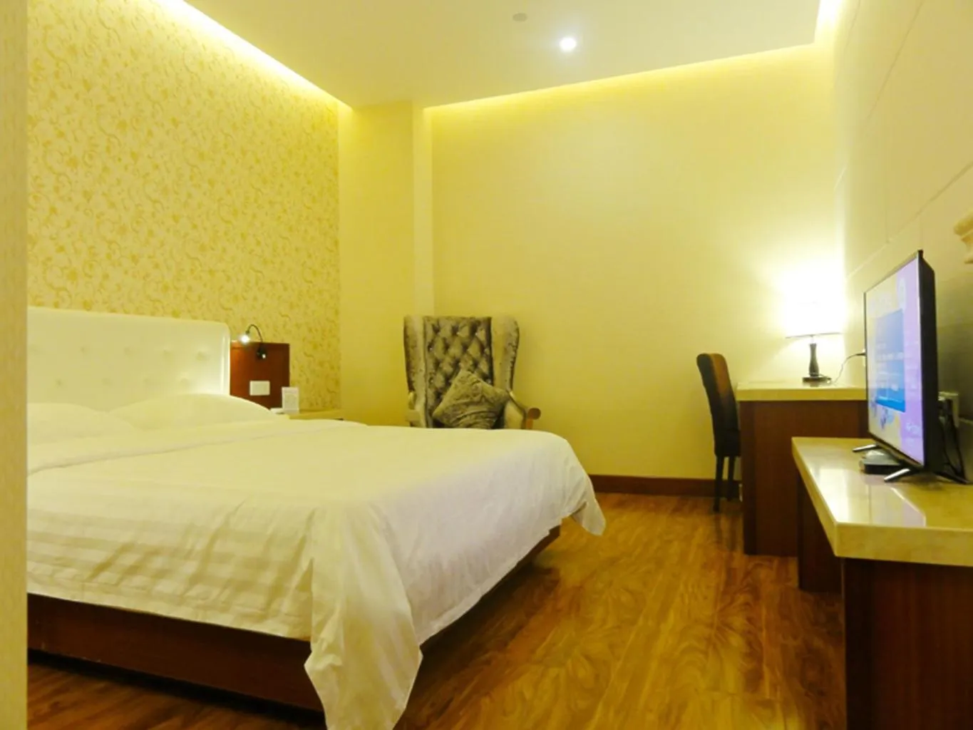 Bed in Hua Qi Kaiserdom Hotel Zhongshan Road St Michael's Cathedral and Zhanqiao Pier Qingdao