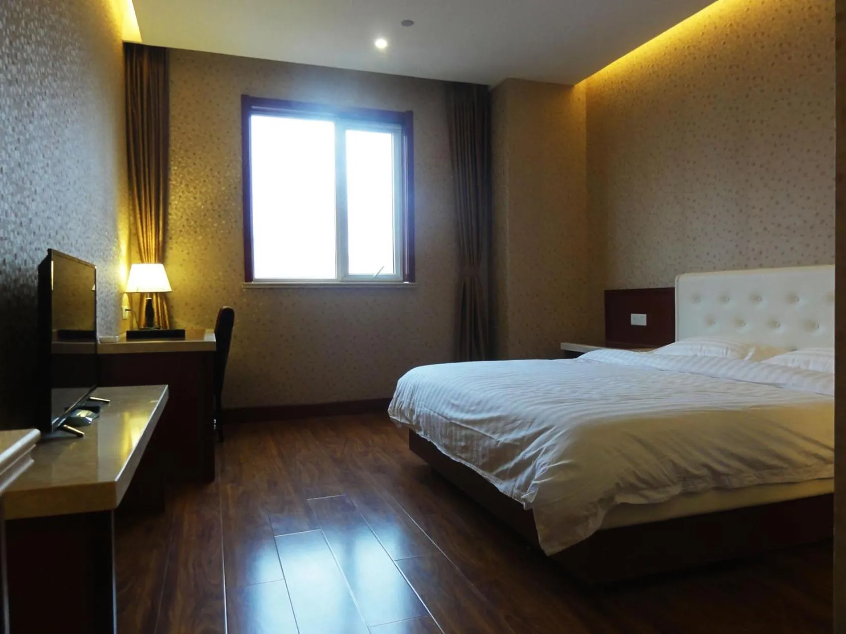 Bed in Hua Qi Kaiserdom Hotel Zhongshan Road St Michael's Cathedral and Zhanqiao Pier Qingdao