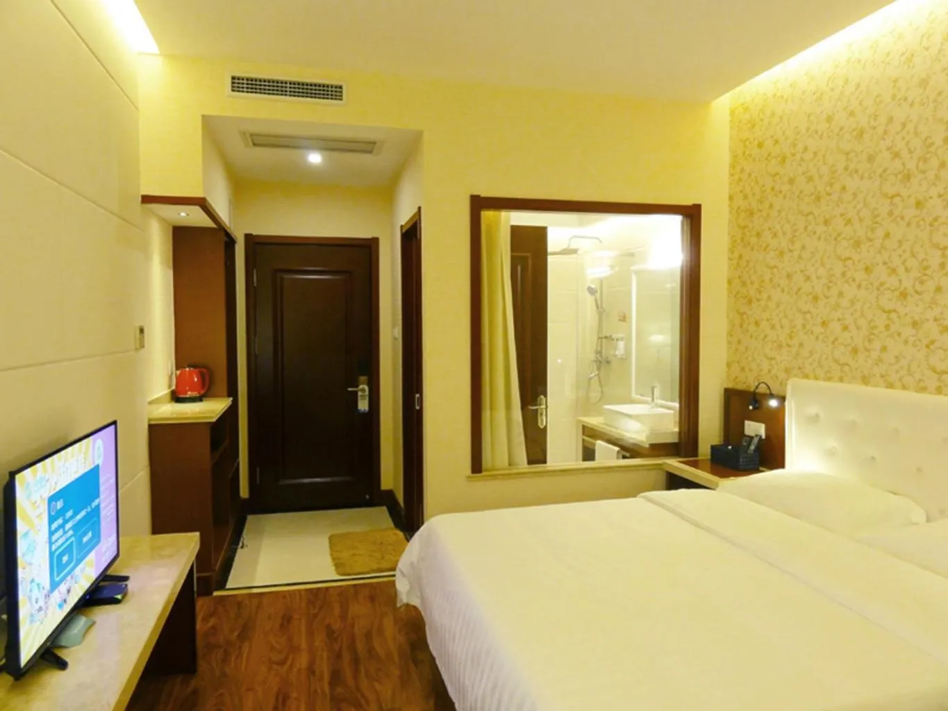 Bed in Hua Qi Kaiserdom Hotel Zhongshan Road St Michael's Cathedral and Zhanqiao Pier Qingdao