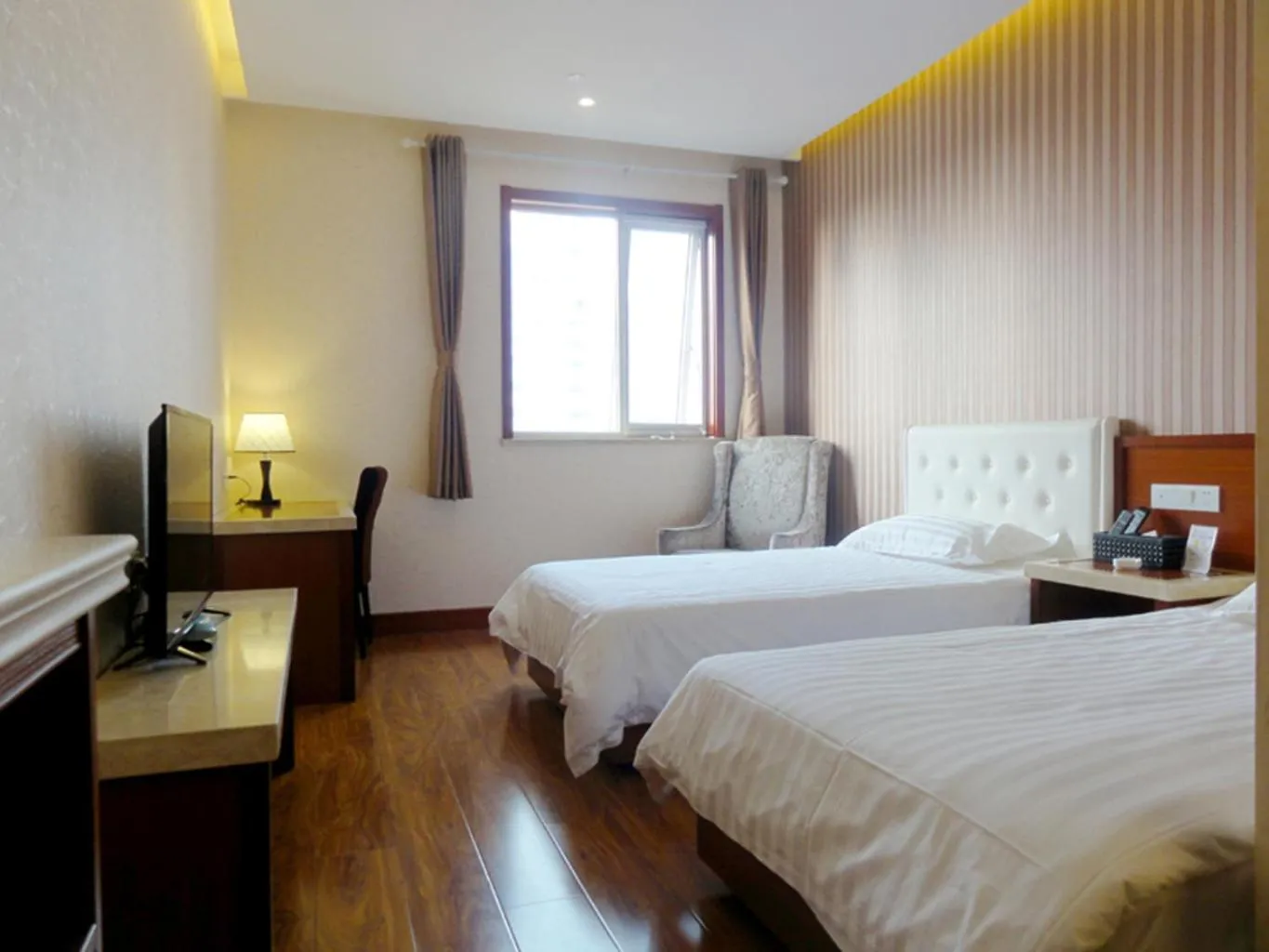 Bed in Hua Qi Kaiserdom Hotel Zhongshan Road St Michael's Cathedral and Zhanqiao Pier Qingdao