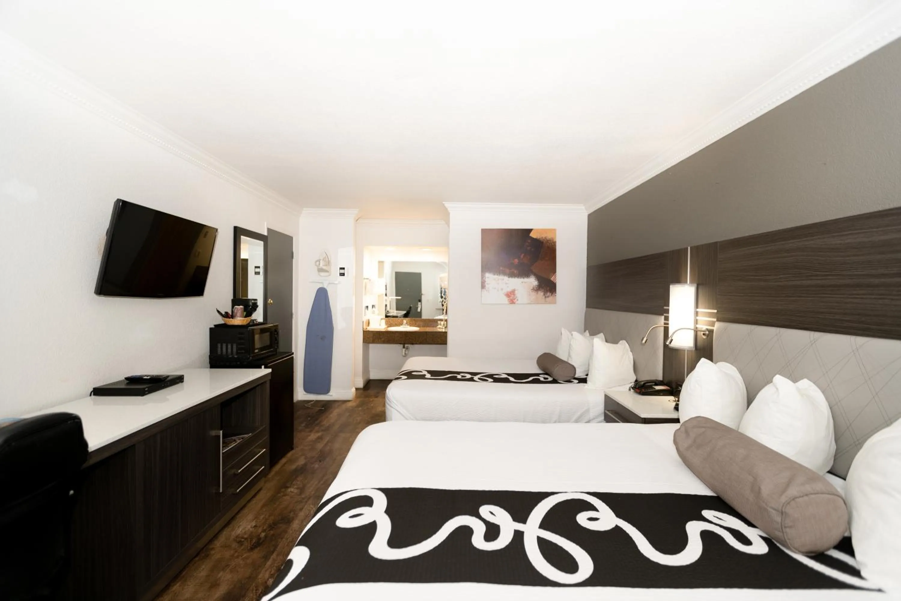 Bedroom, Bed in Rodeway Inn San Jose HWY-101 Tully Rd Exit