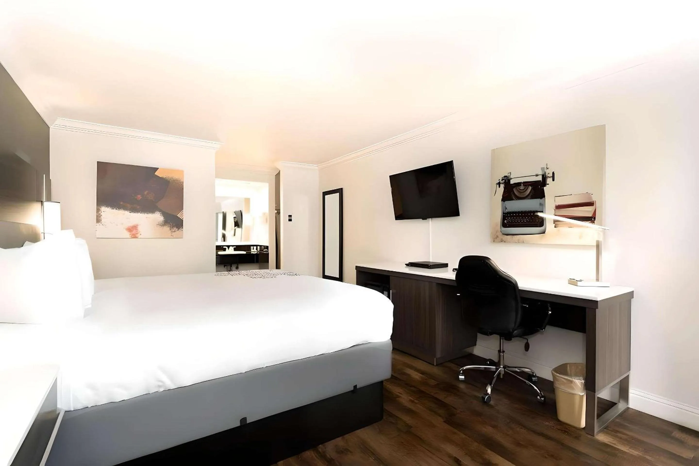 Bedroom, Bed in Rodeway Inn San Jose HWY-101 Tully Rd Exit