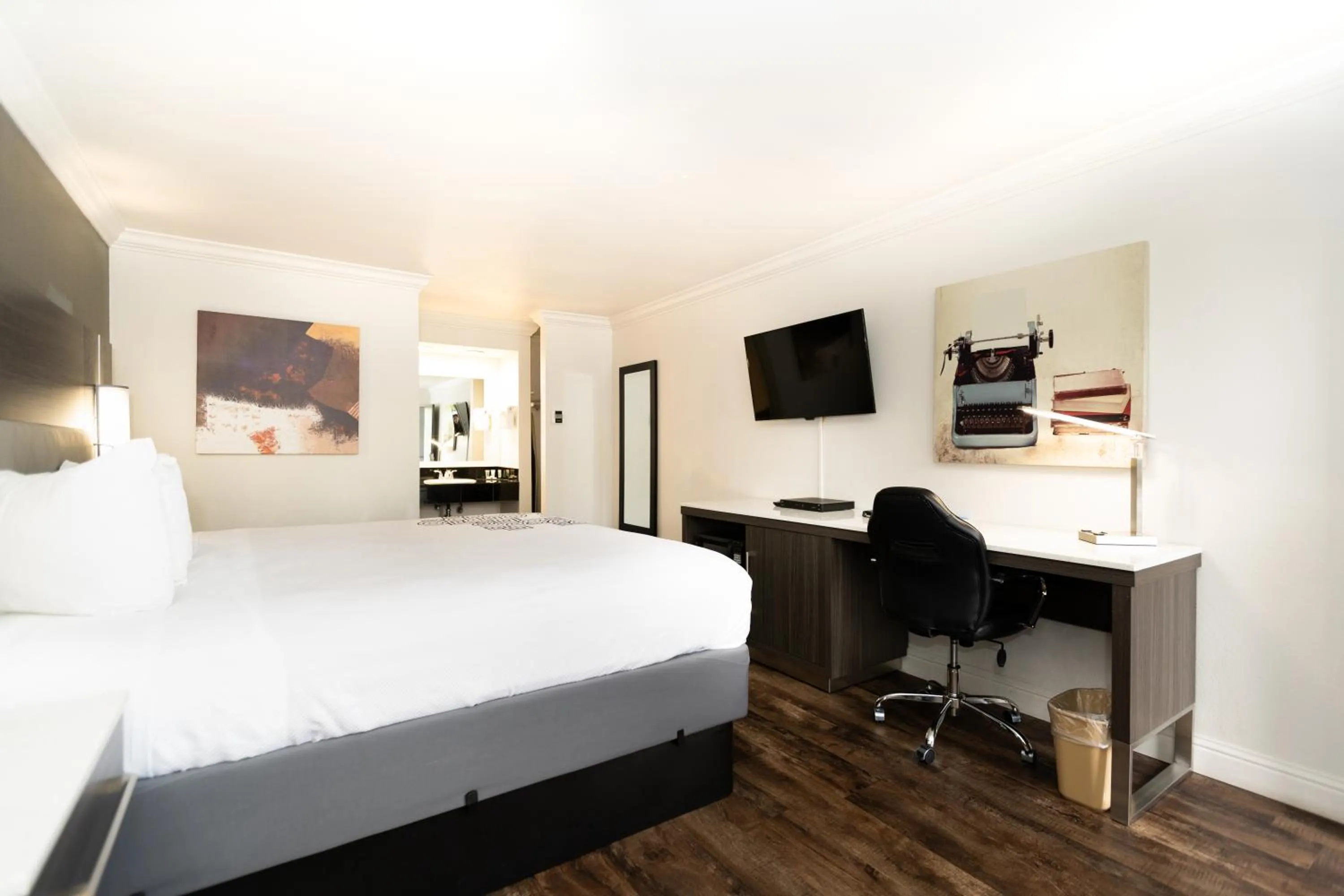 Photo of the whole room, Bed in Rodeway Inn San Jose HWY-101 Tully Rd Exit