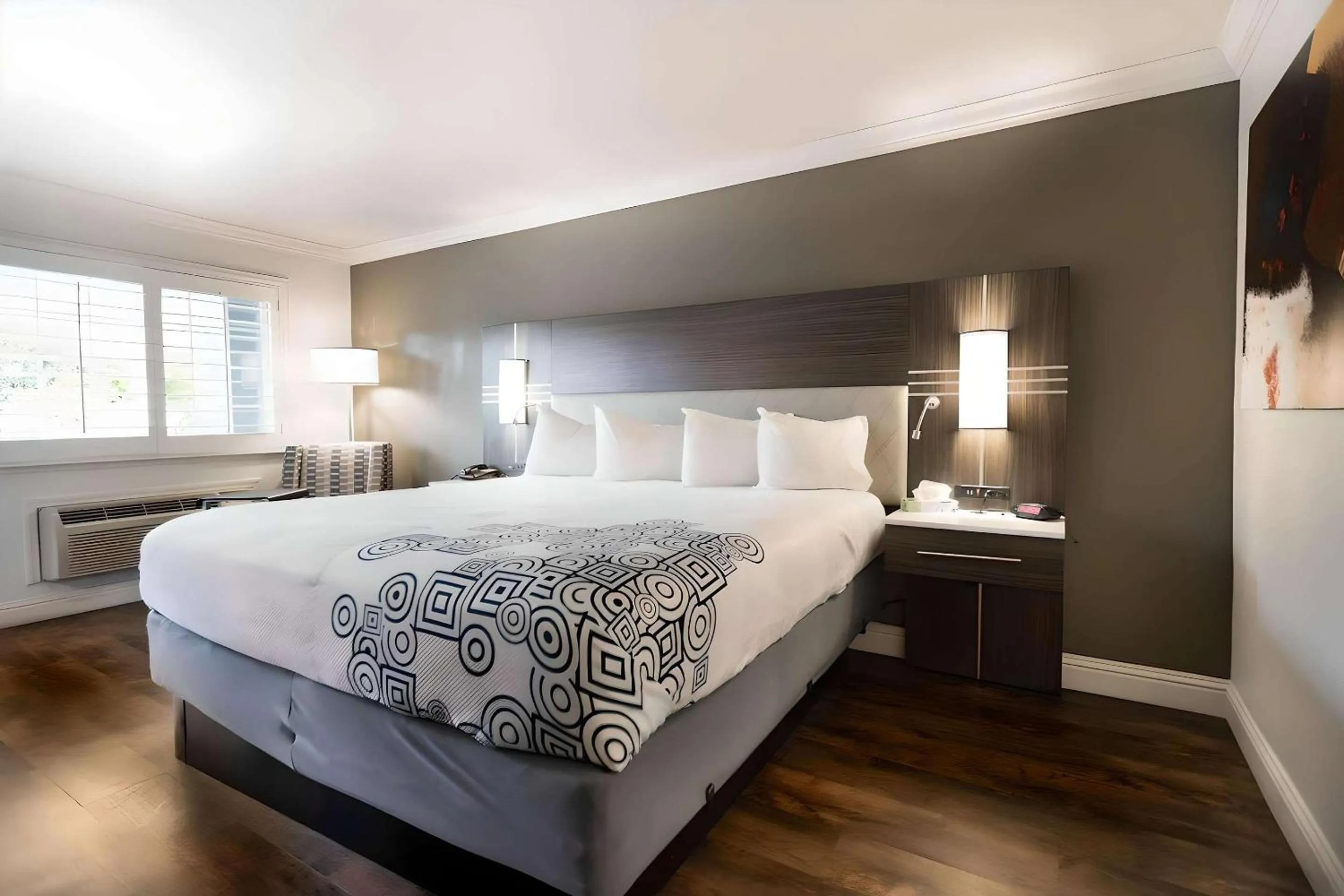 Bedroom, Bed in Rodeway Inn San Jose HWY-101 Tully Rd Exit