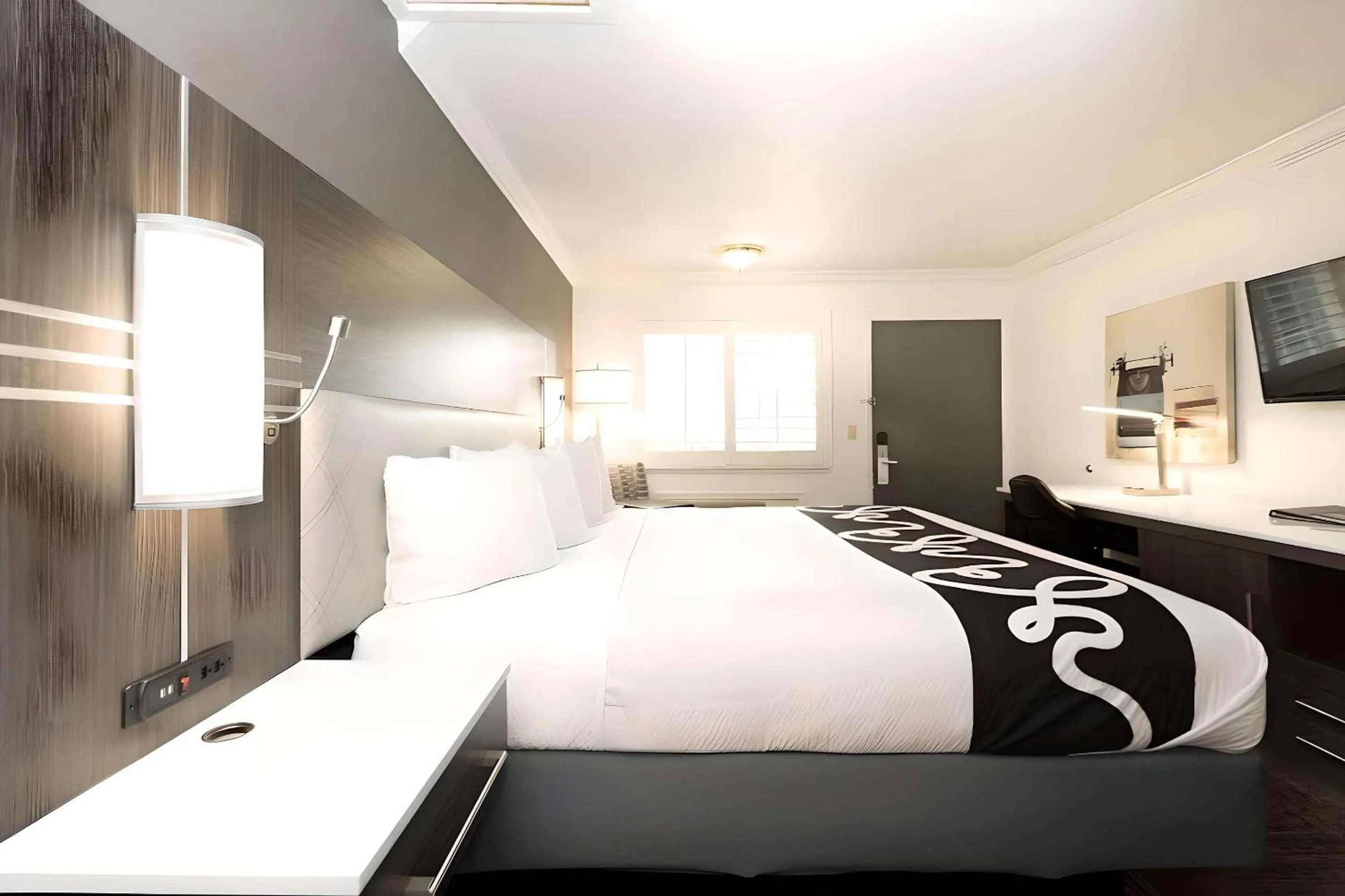 Bedroom, Bed in Rodeway Inn San Jose HWY-101 Tully Rd Exit