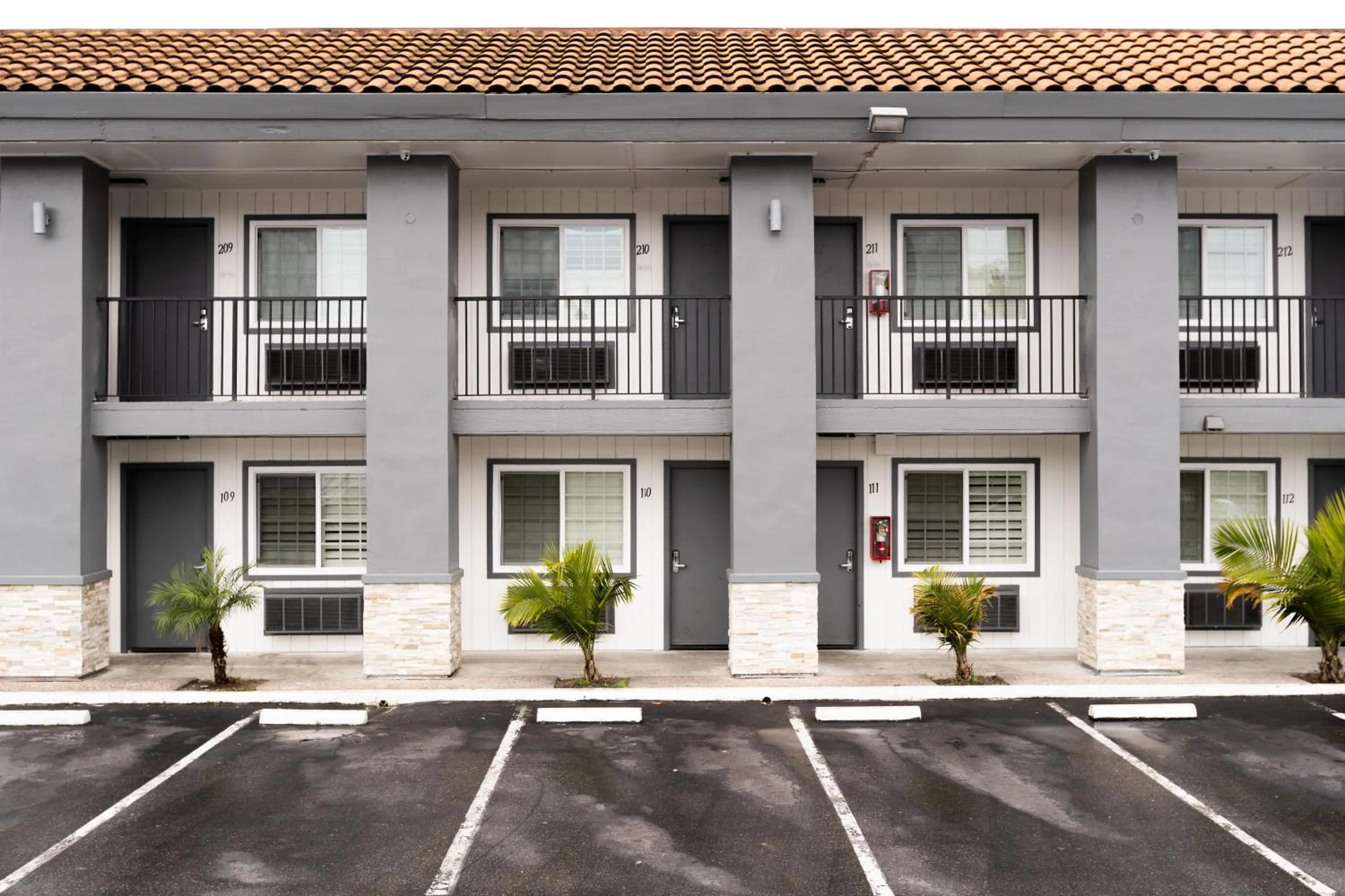 Property building in Rodeway Inn San Jose HWY-101 Tully Rd Exit