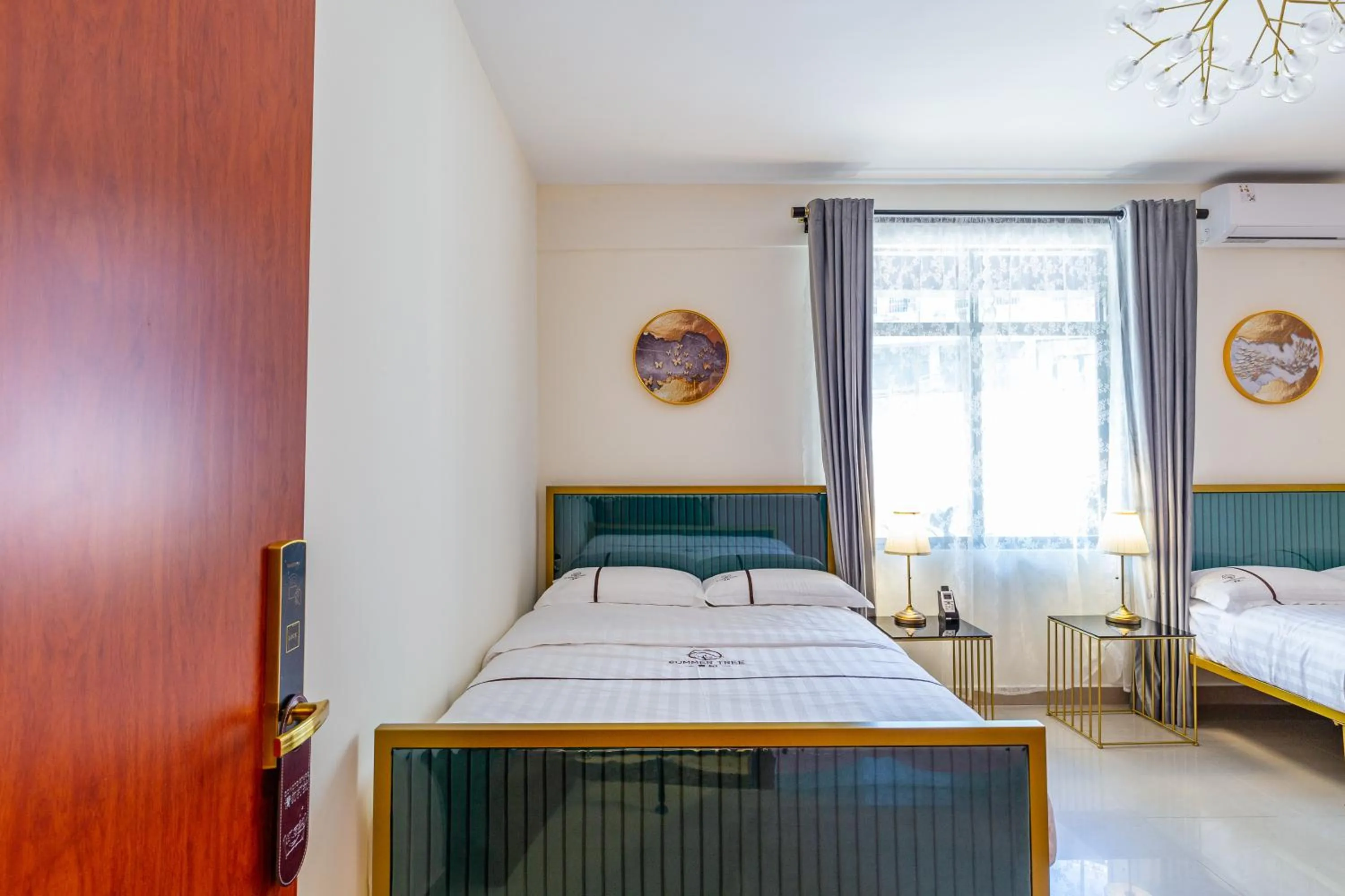 Bed in Summer Tree Inn