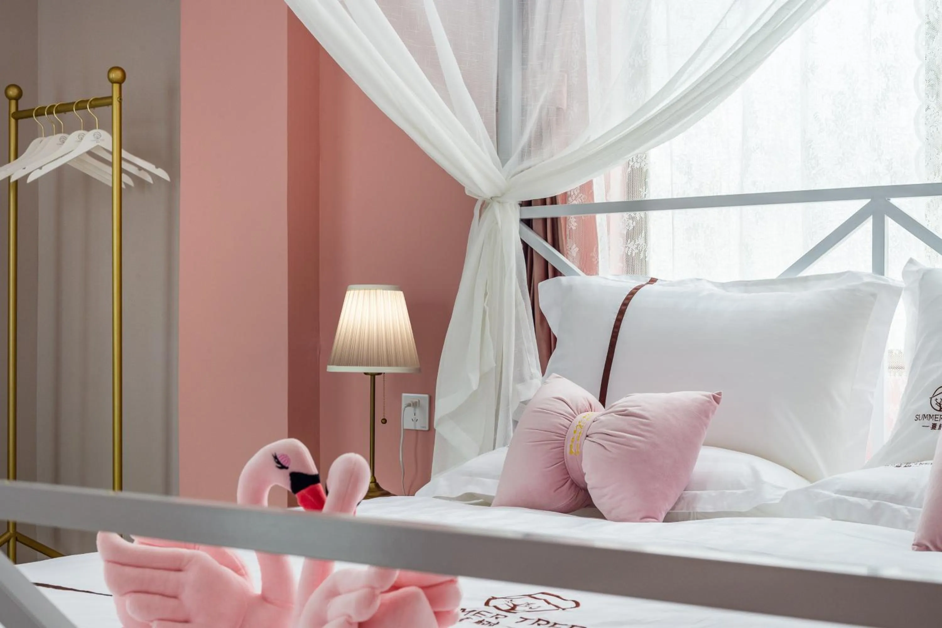 Bed in Summer Tree Inn