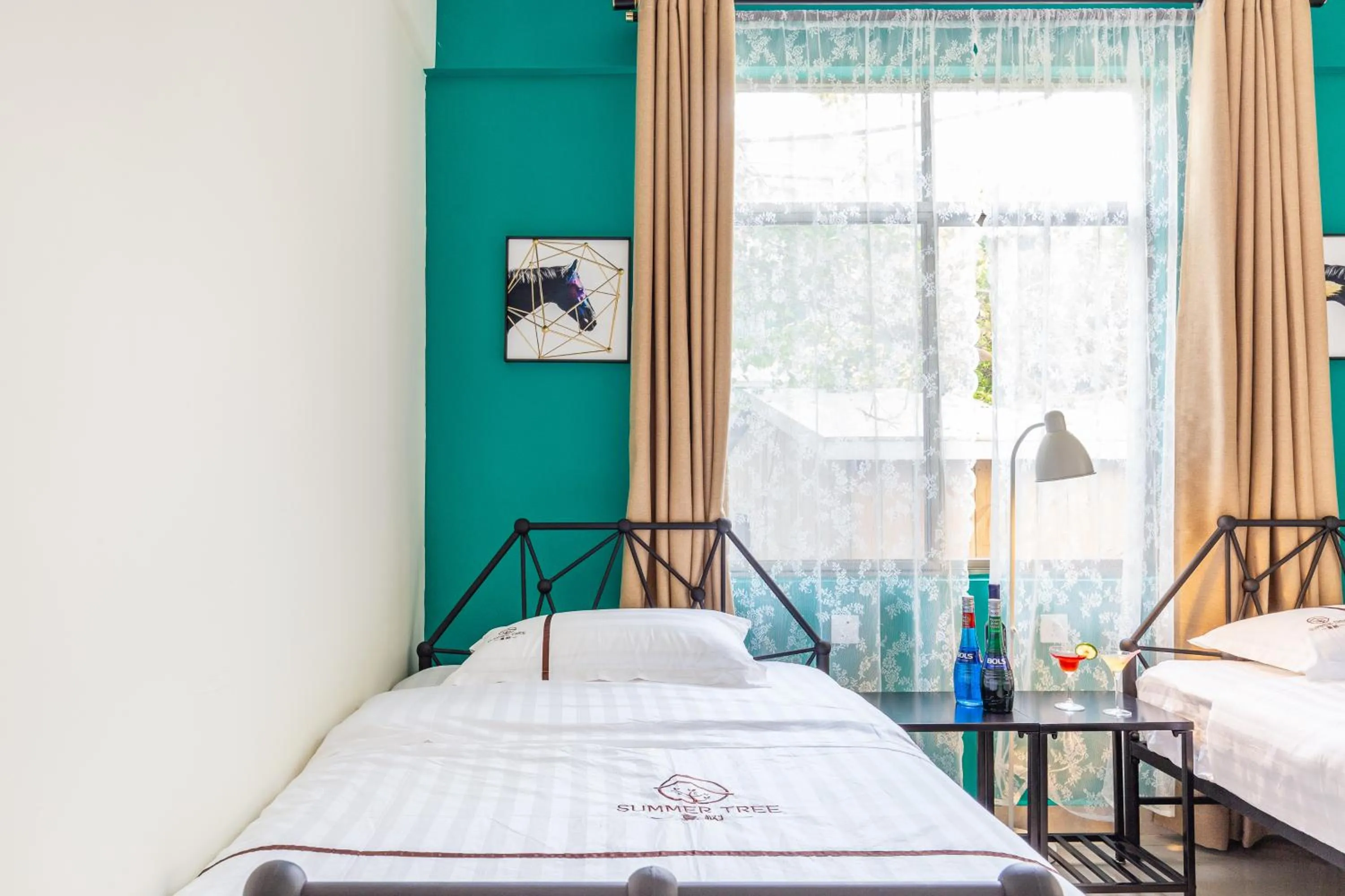 Bed in Summer Tree Inn