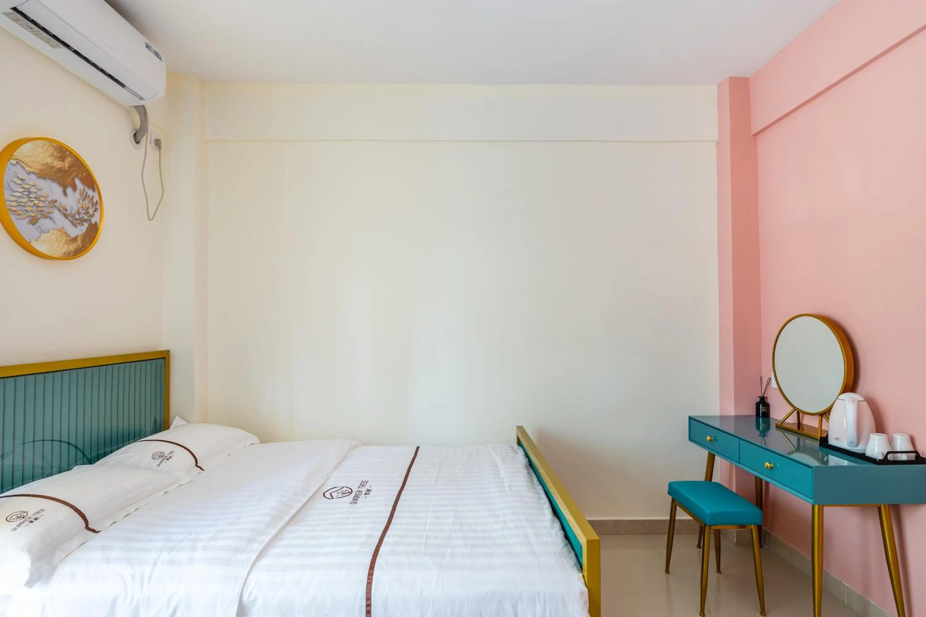 Bed in Summer Tree Inn