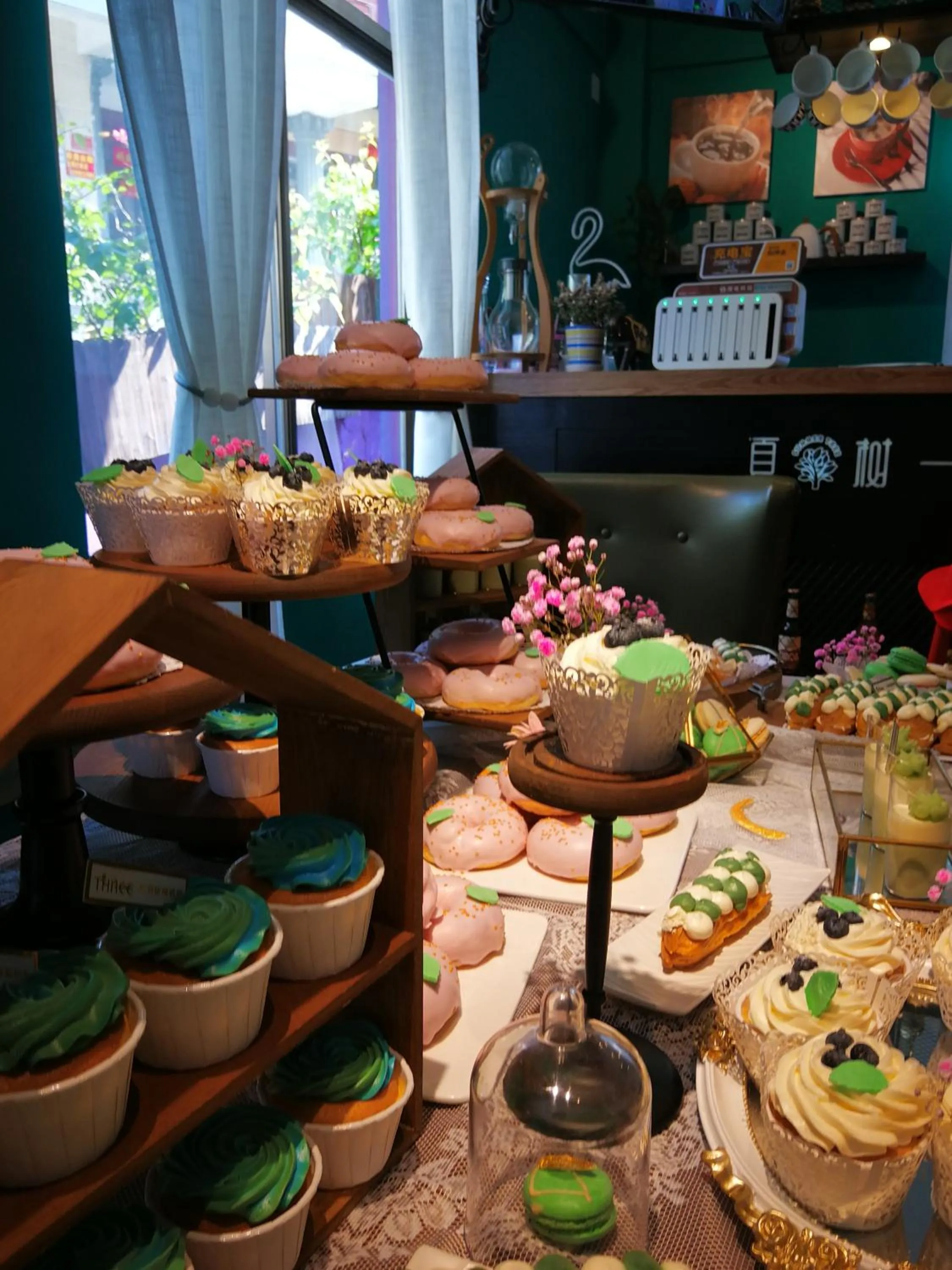 Restaurant/places to eat in Summer Tree Inn