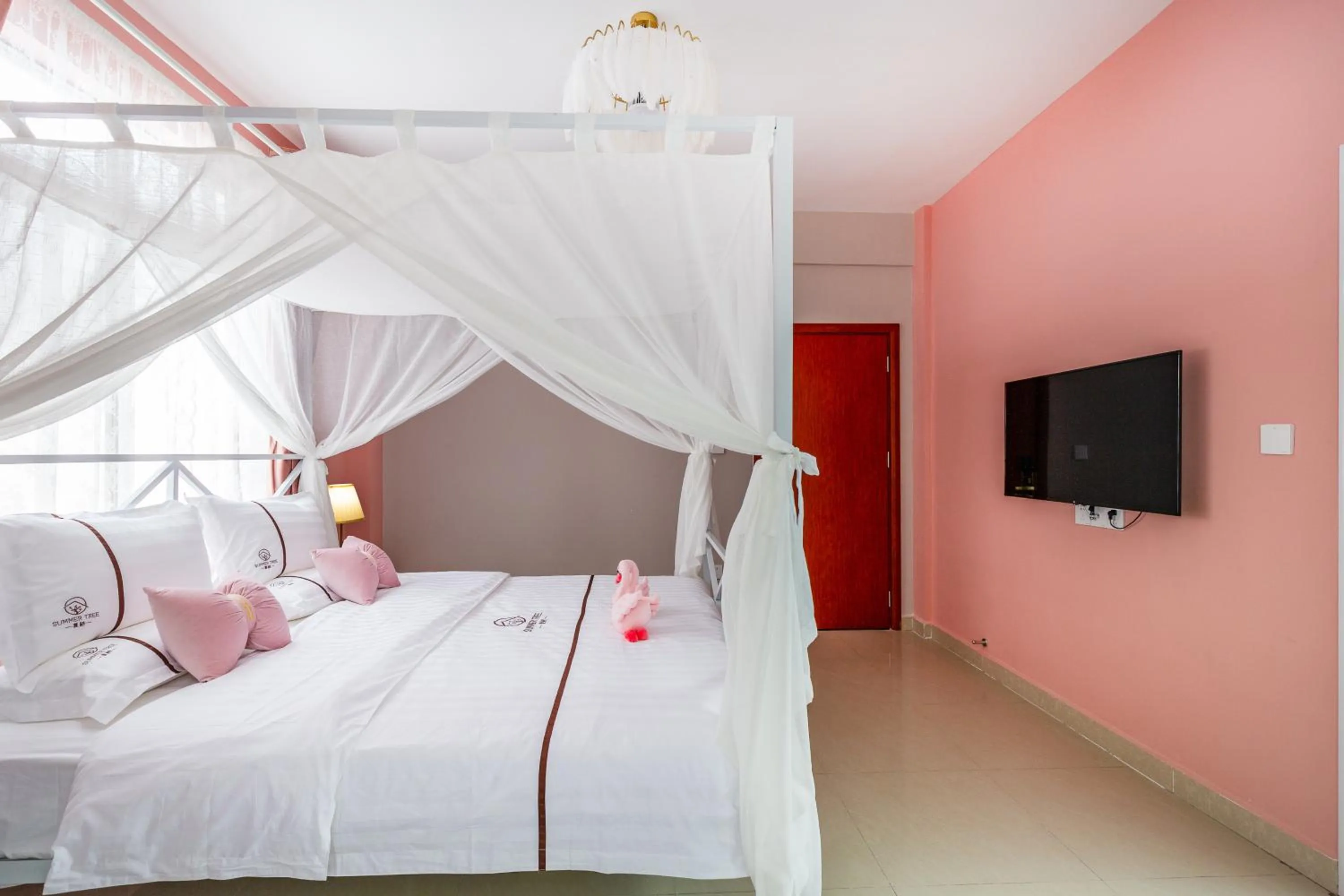 Bed in Summer Tree Inn