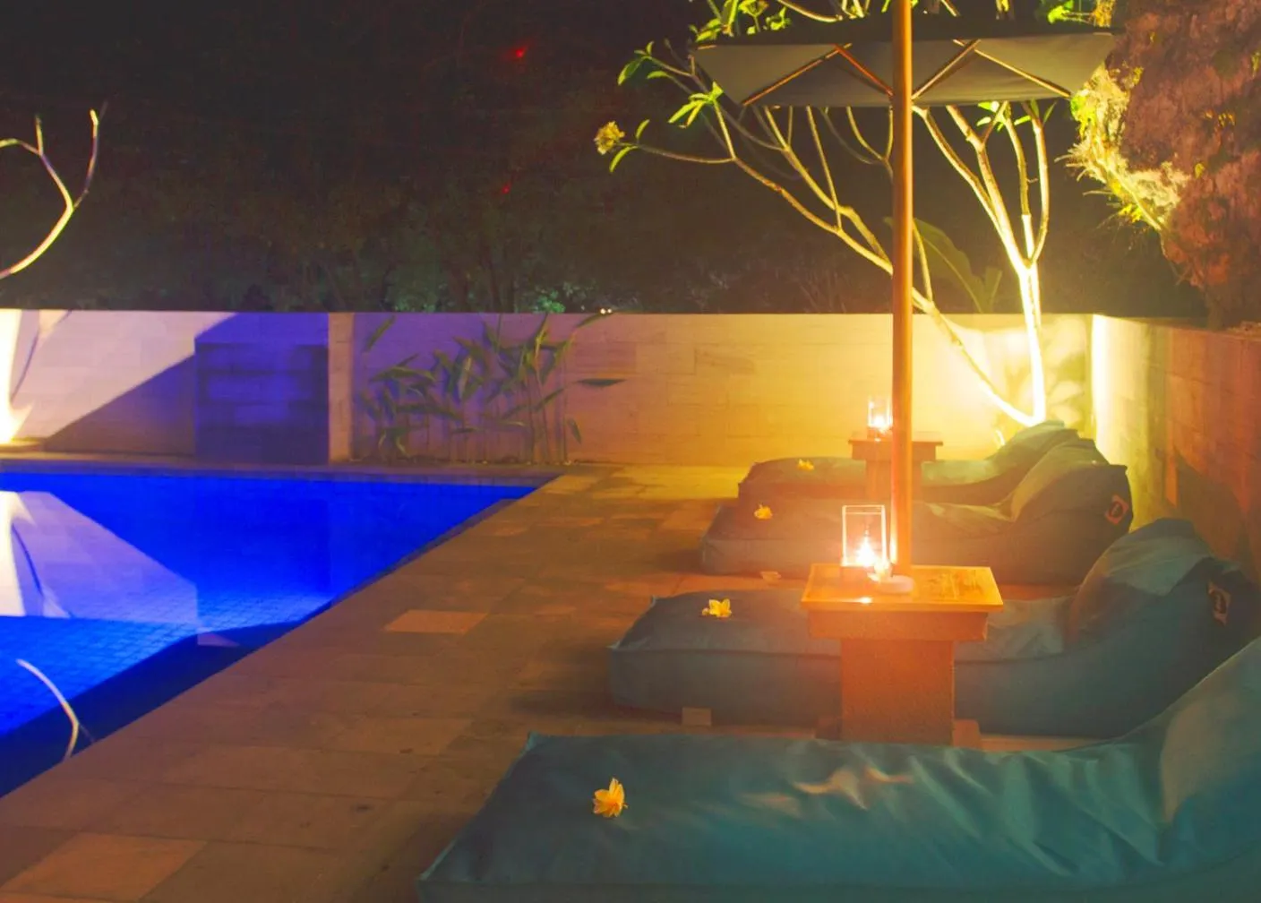 Swimming pool in JavaCove Beach Hotel