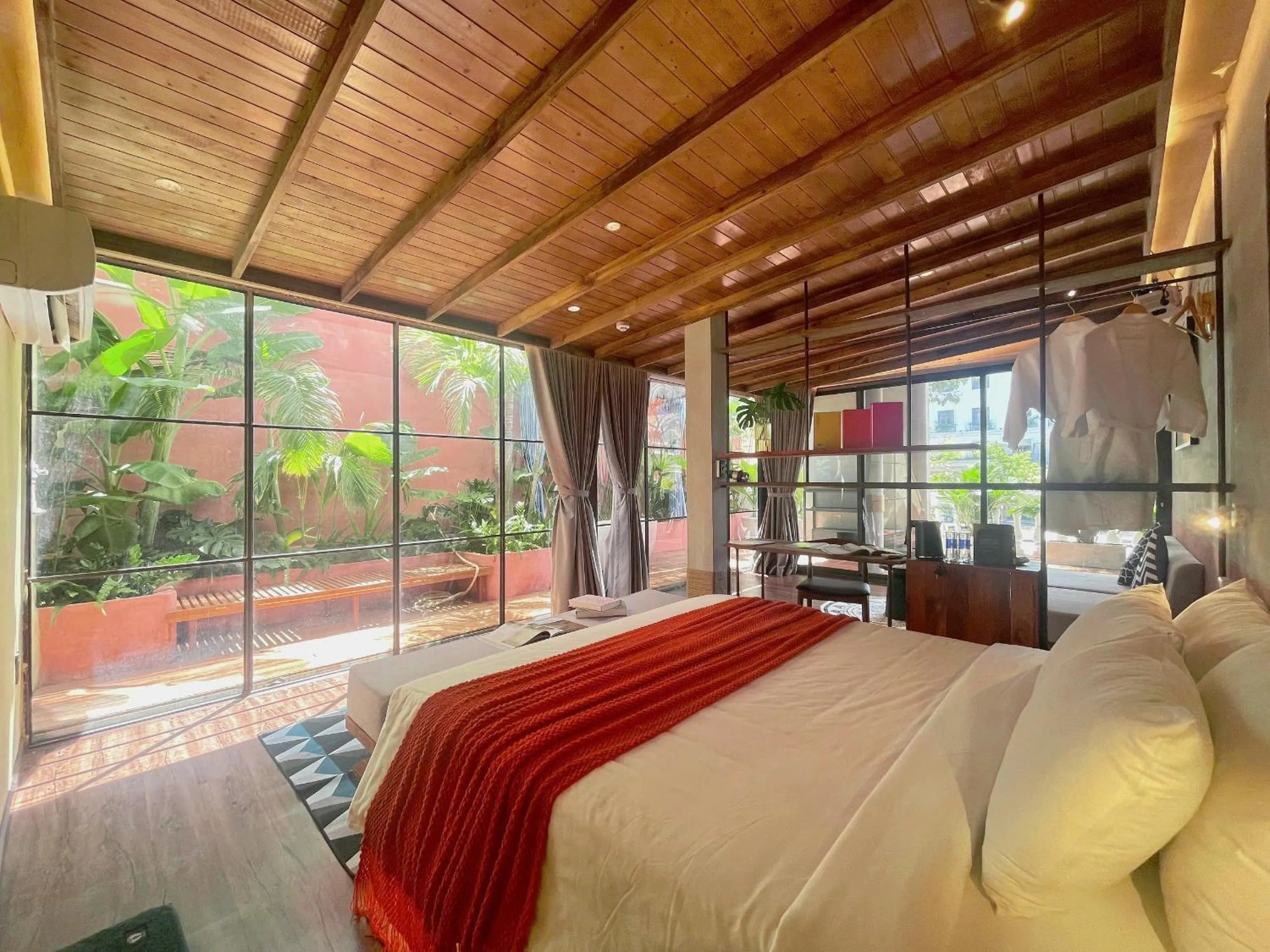 Bed in Joi Boutique Bãi Trước