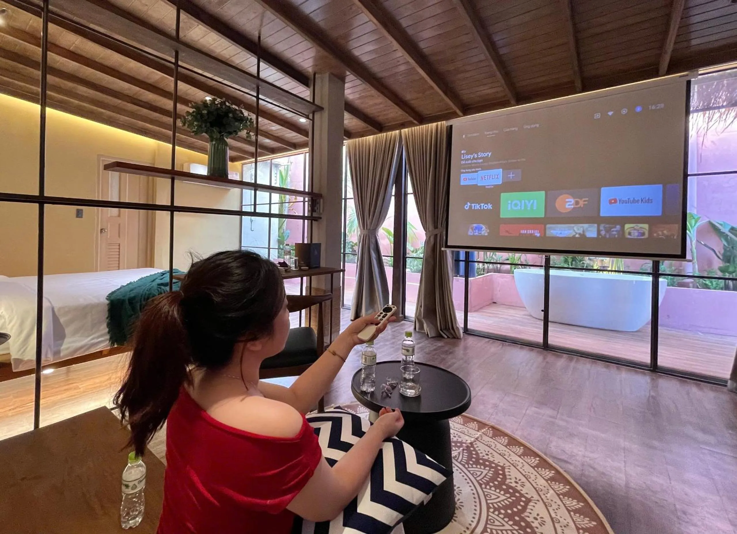 TV and multimedia in Joi Boutique Bãi Trước