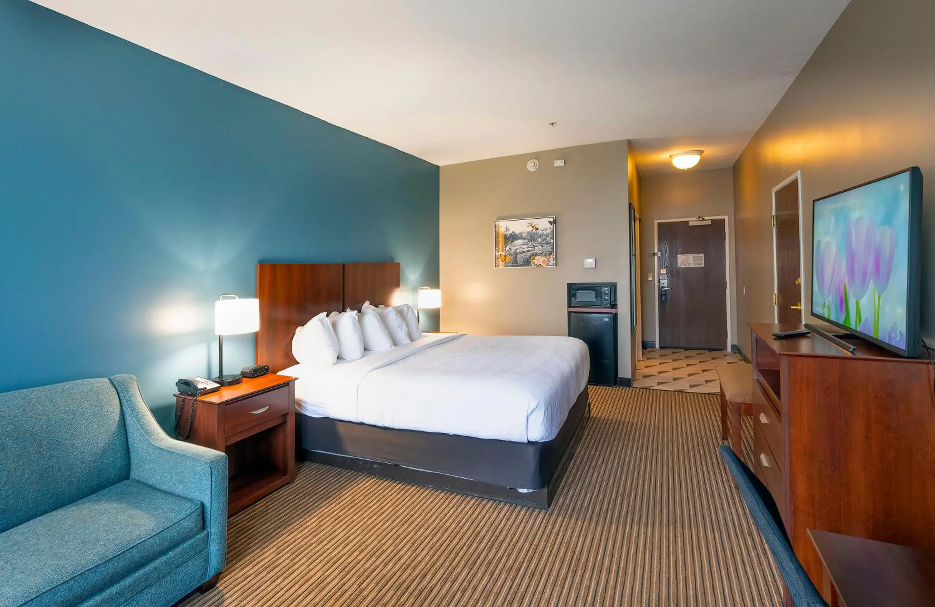 minibar, Bed in The Hotel Saratoga, an Ascend Collection Hotel