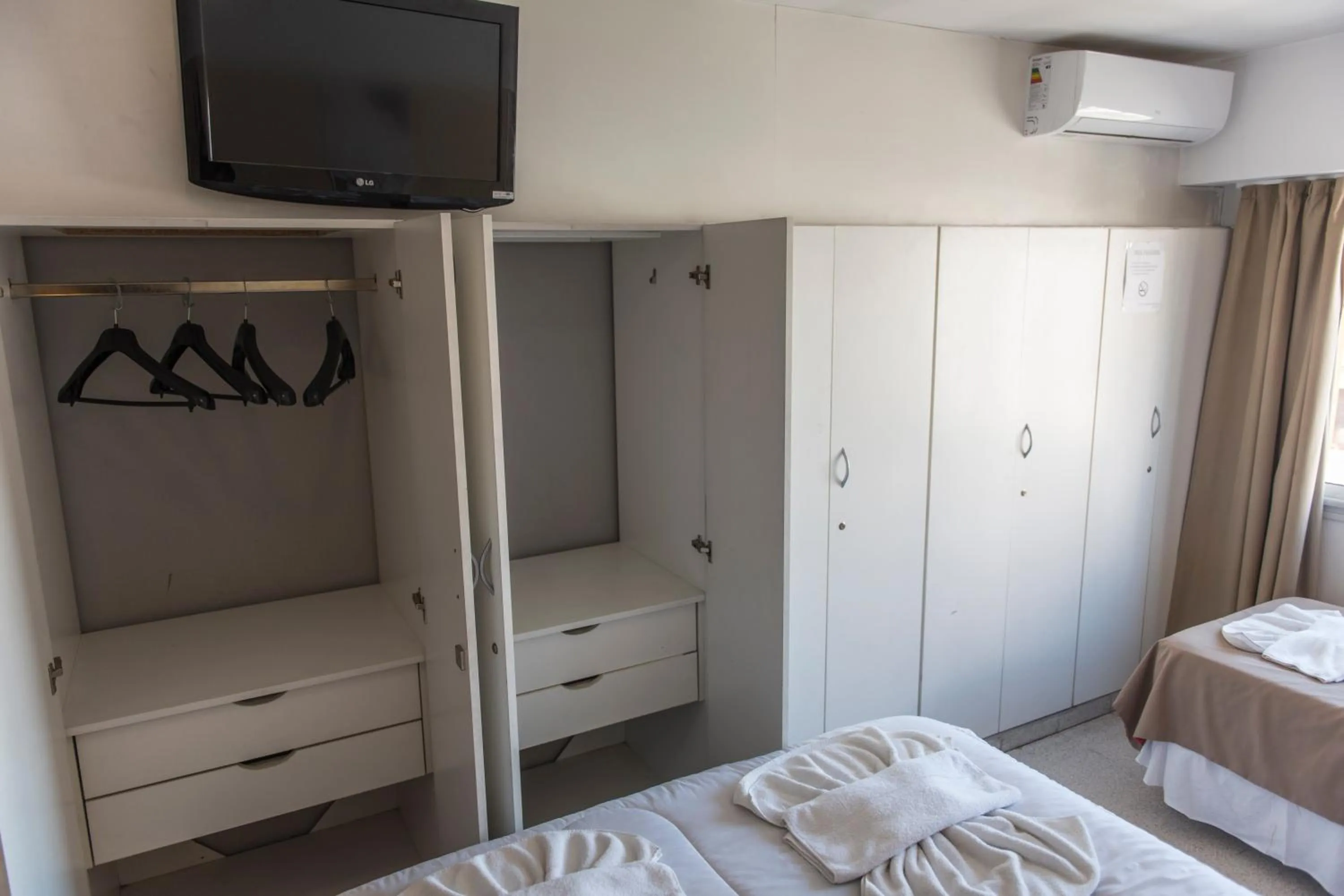 air conditioner, Bed in Novum Suites