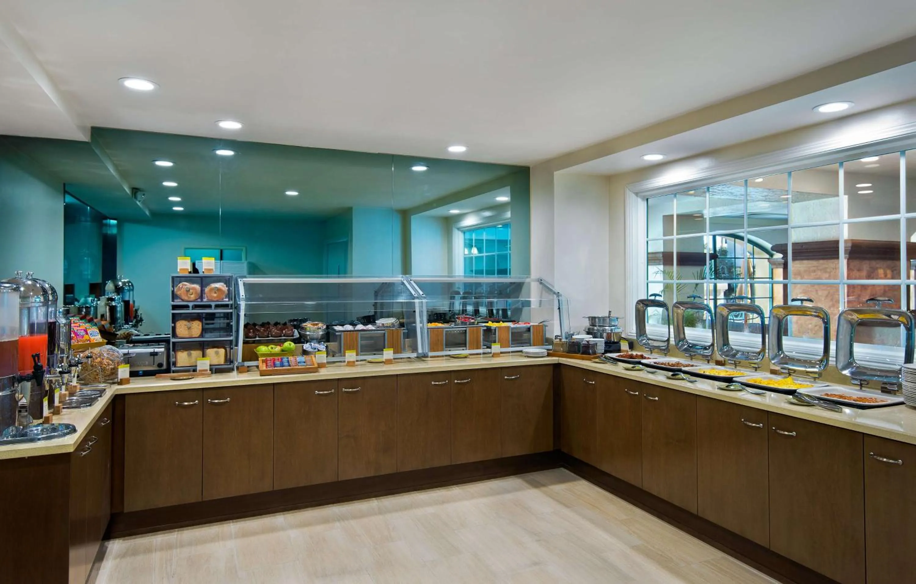 Dining area in DoubleTree by Hilton San Pedro