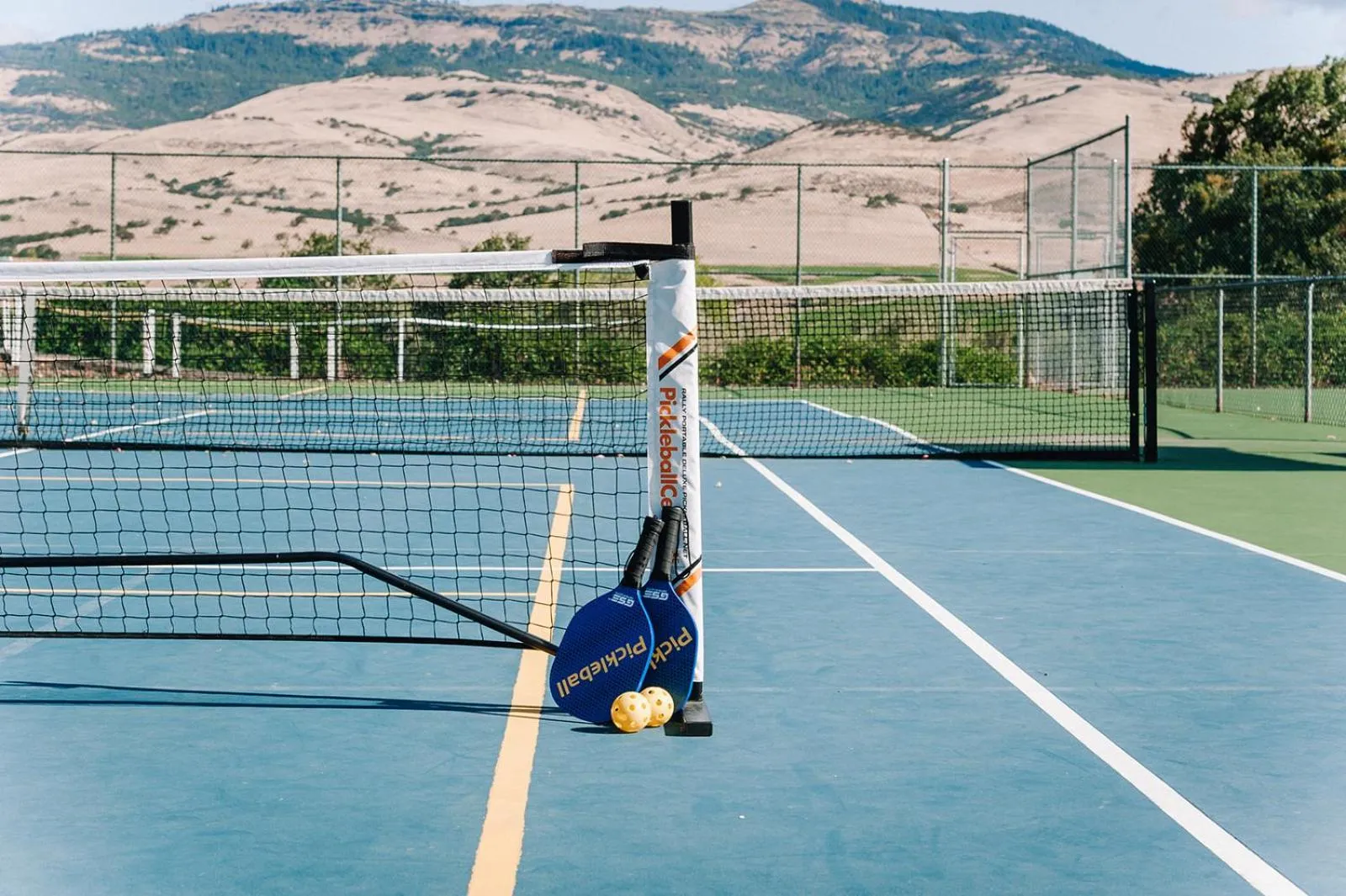 Tennis court in Ashland Hills Hotel & Suites