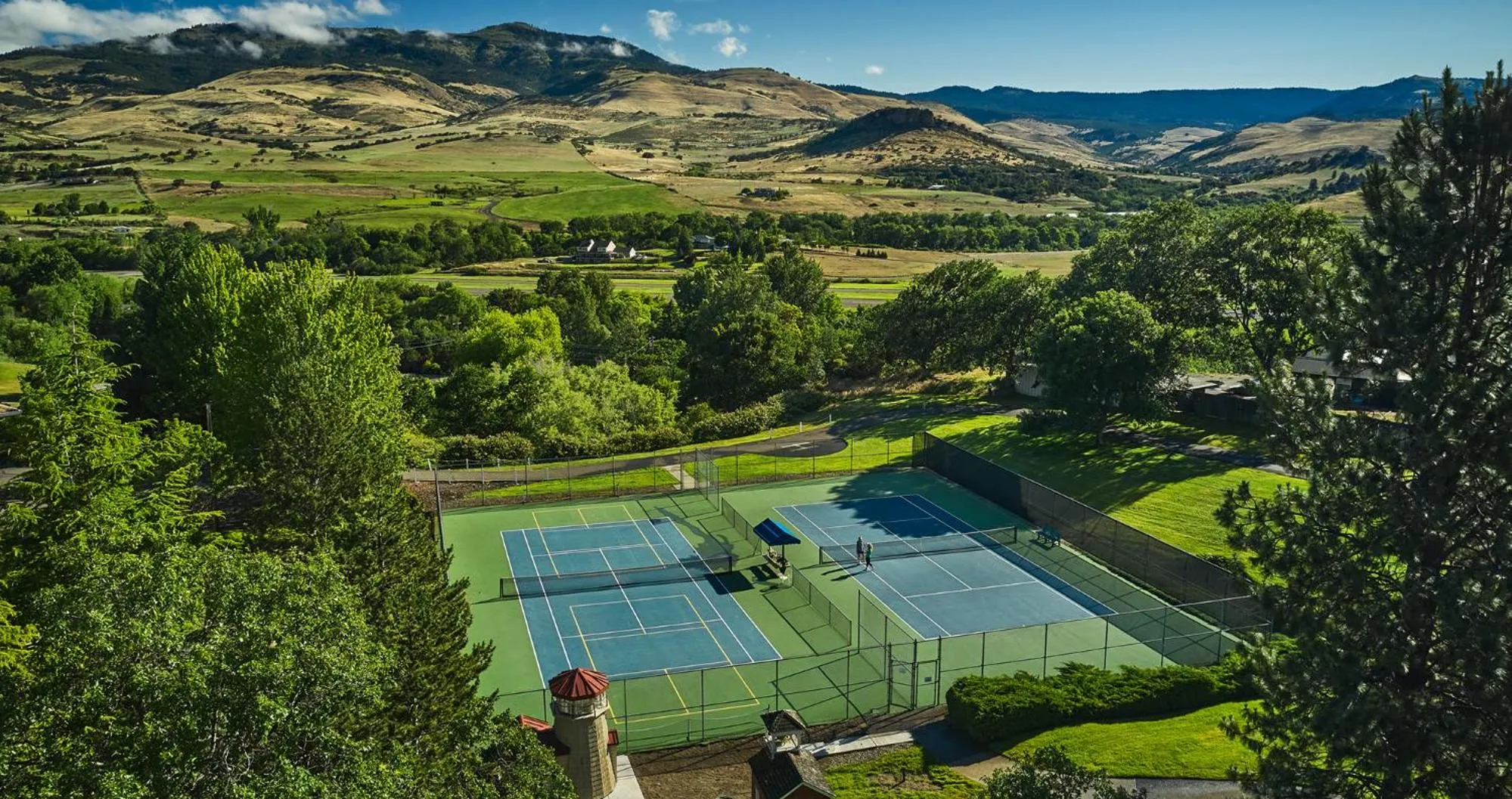 Tennis court in Ashland Hills Hotel & Suites