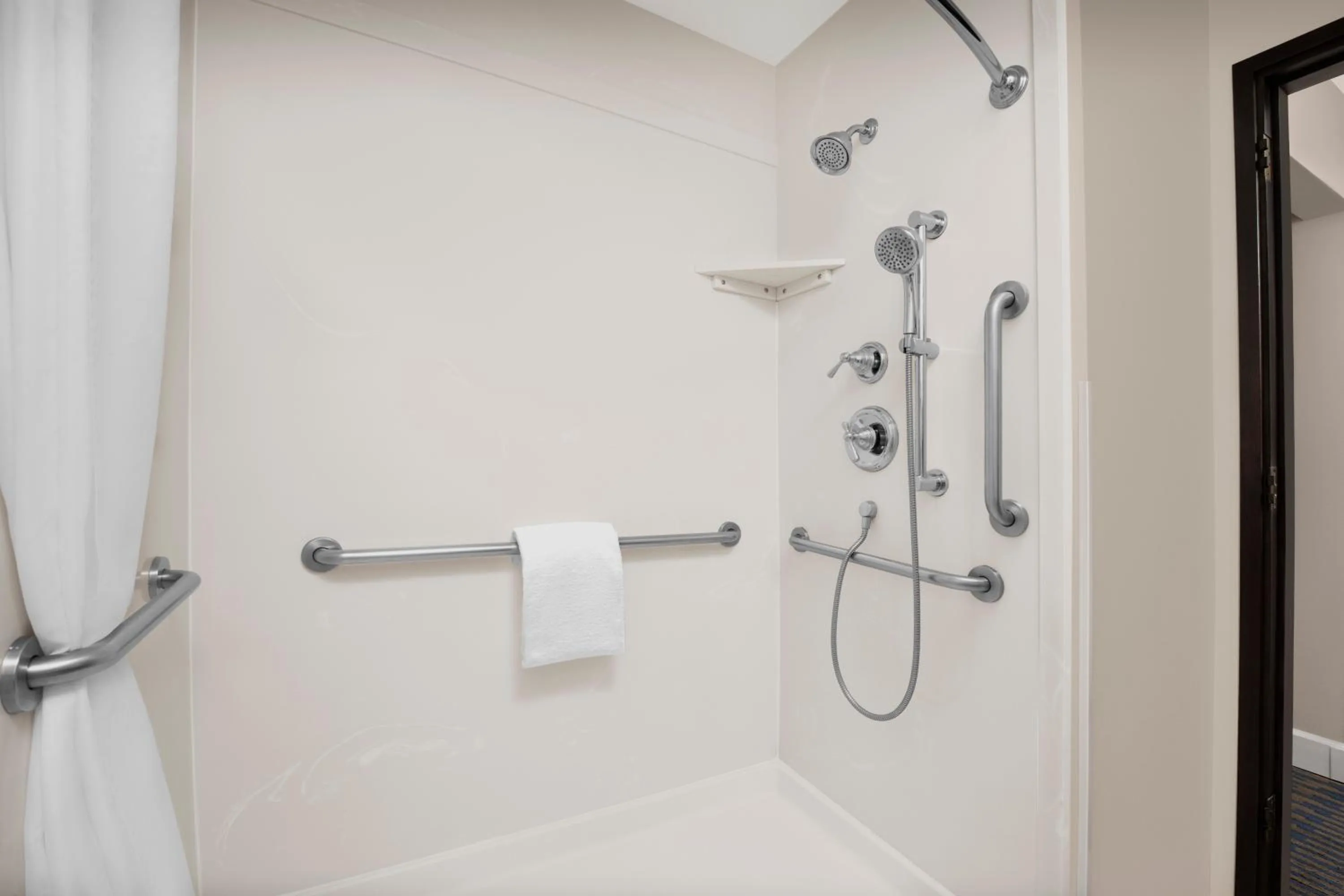 Bathroom in Ashland Hills Hotel & Suites