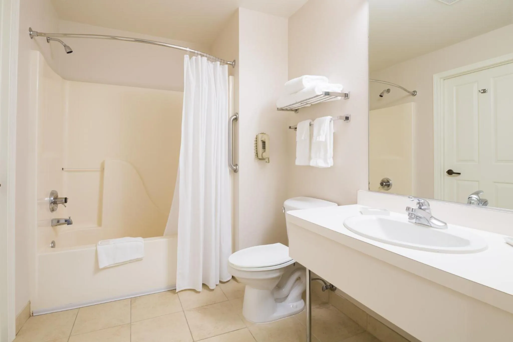 Bathroom in Ashland Hills Hotel & Suites