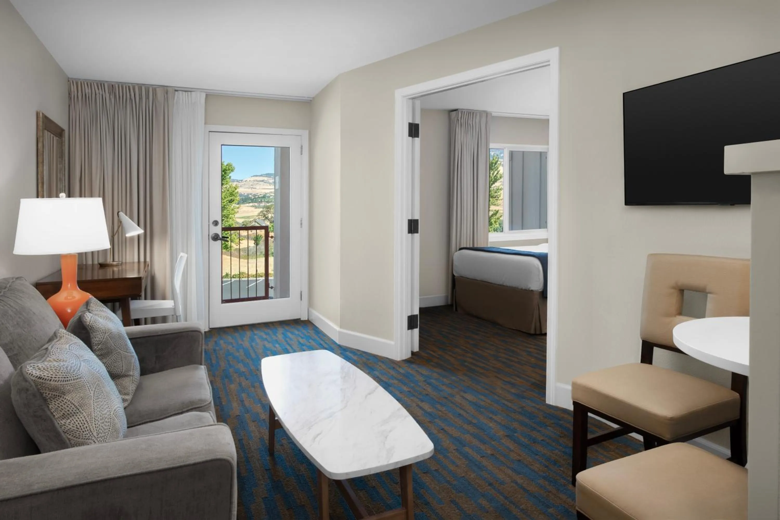 Living room, Bed in Ashland Hills Hotel & Suites