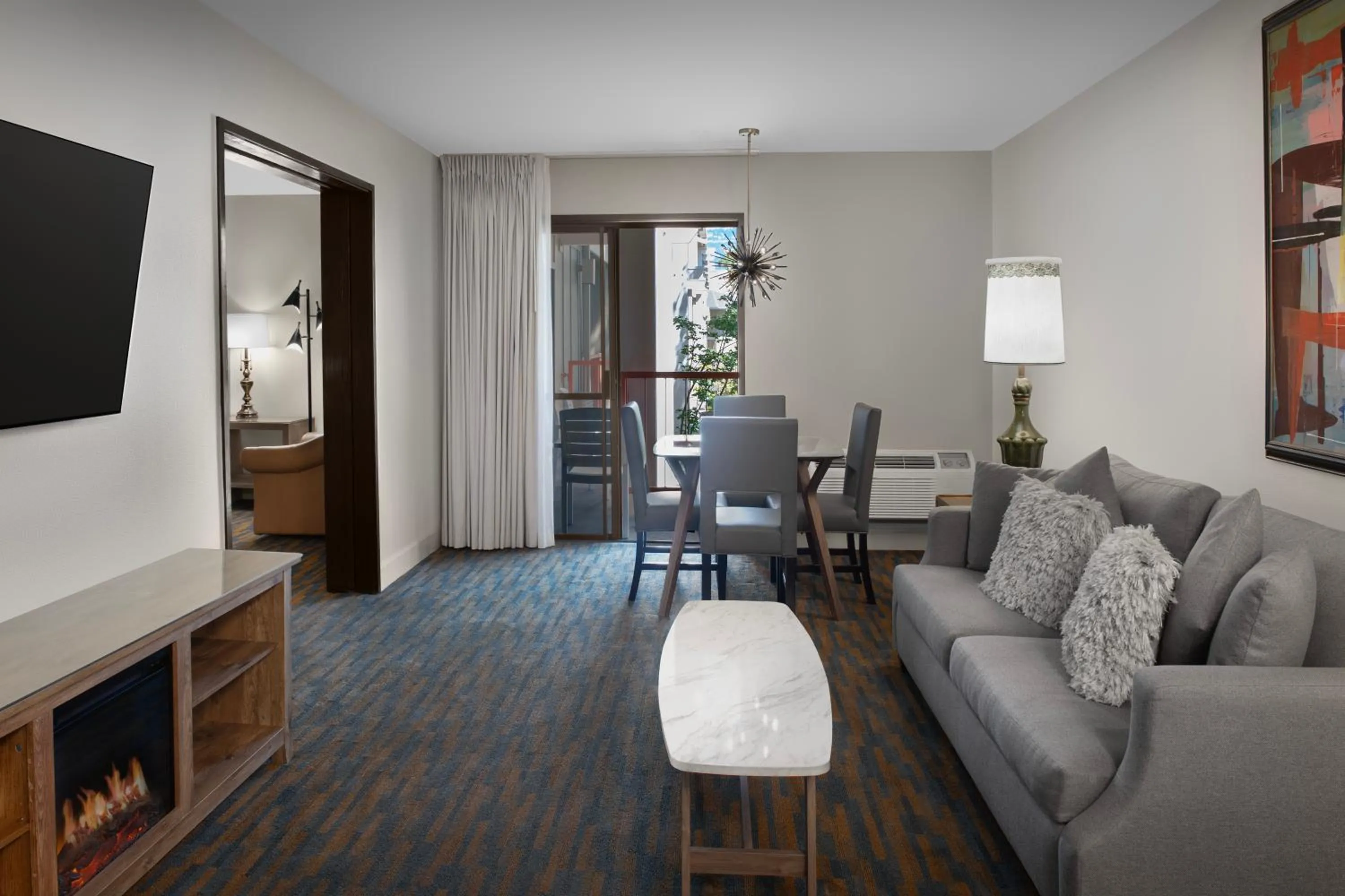 Living room in Ashland Hills Hotel & Suites