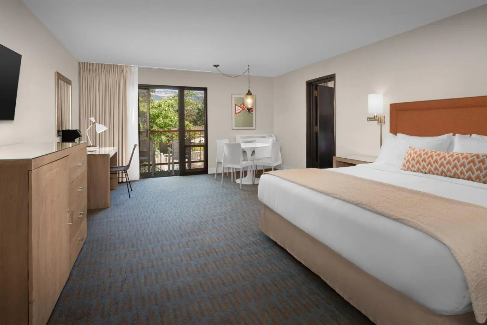 Bed in Ashland Hills Hotel & Suites