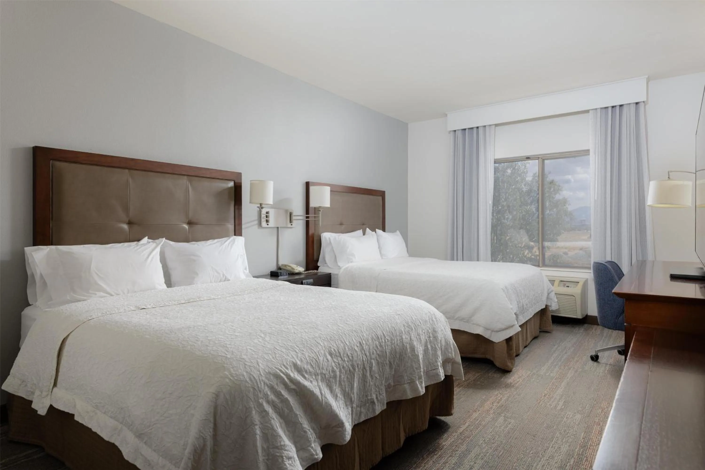 Bed in Hampton Inn & Suites Palmdale