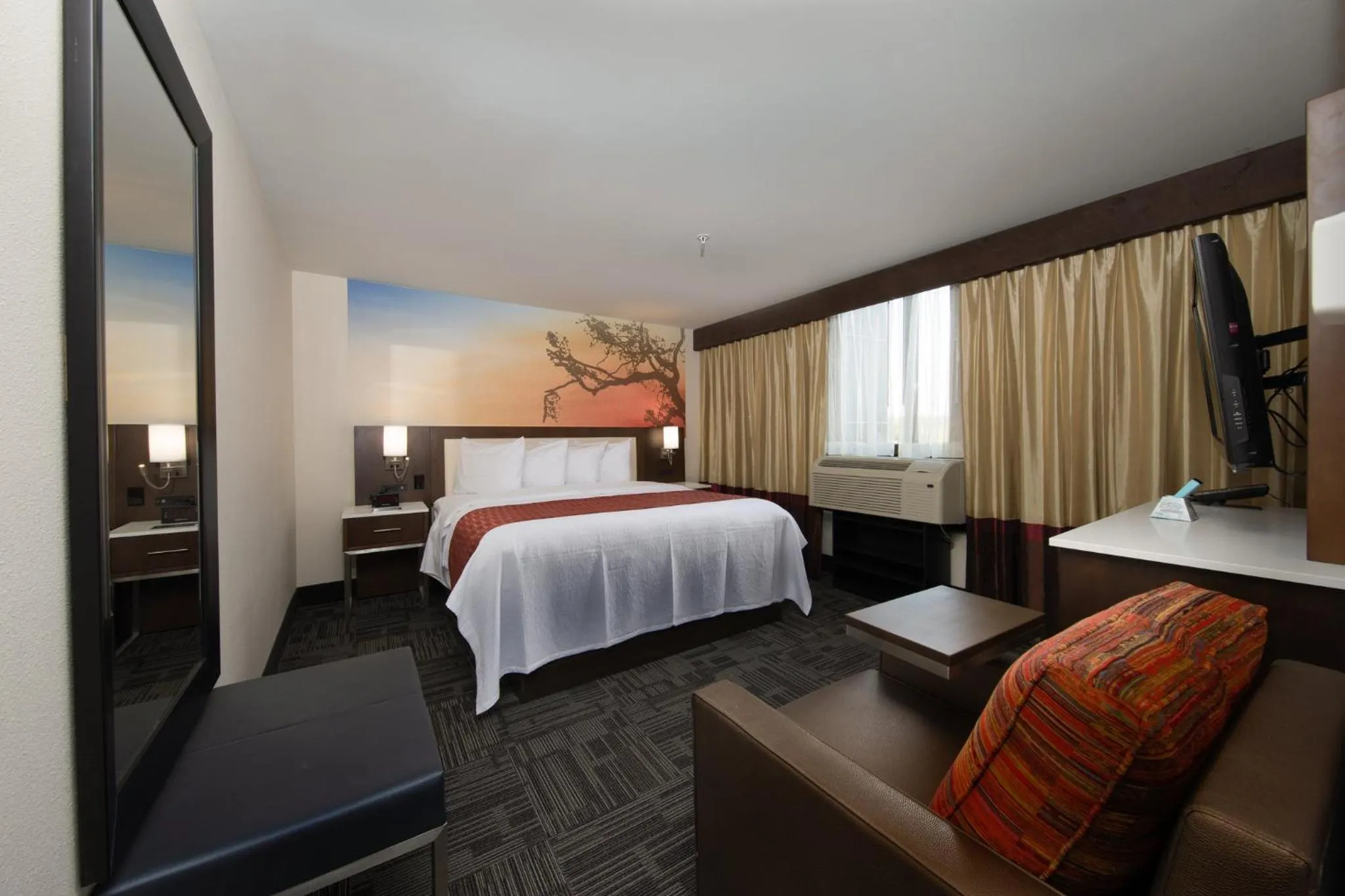 Photo of the whole room, Bed in Holiday Inn Brookfield - Milwaukee by IHG