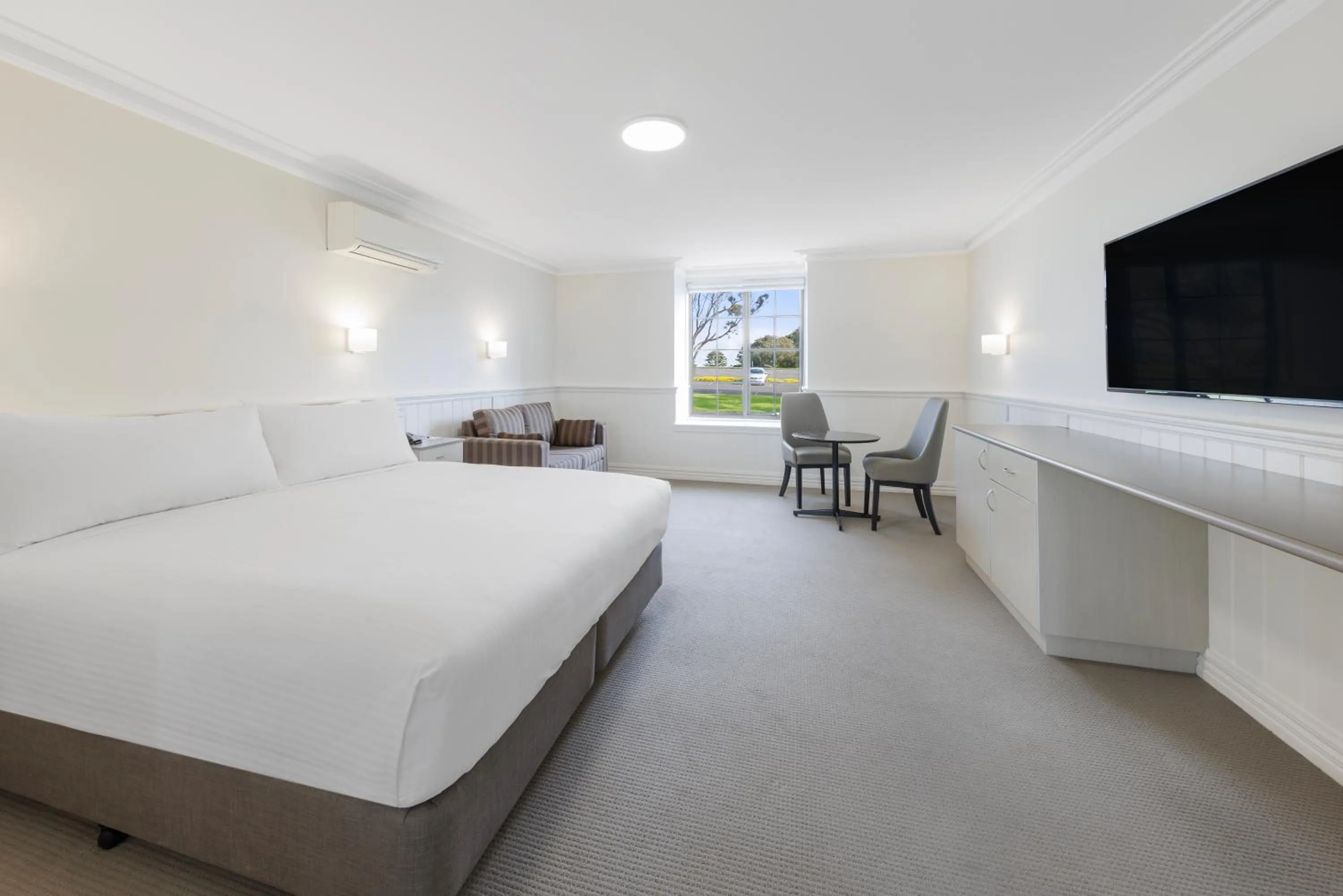 Photo of the whole room, Bed in Best Western Olde Maritime Motor Inn