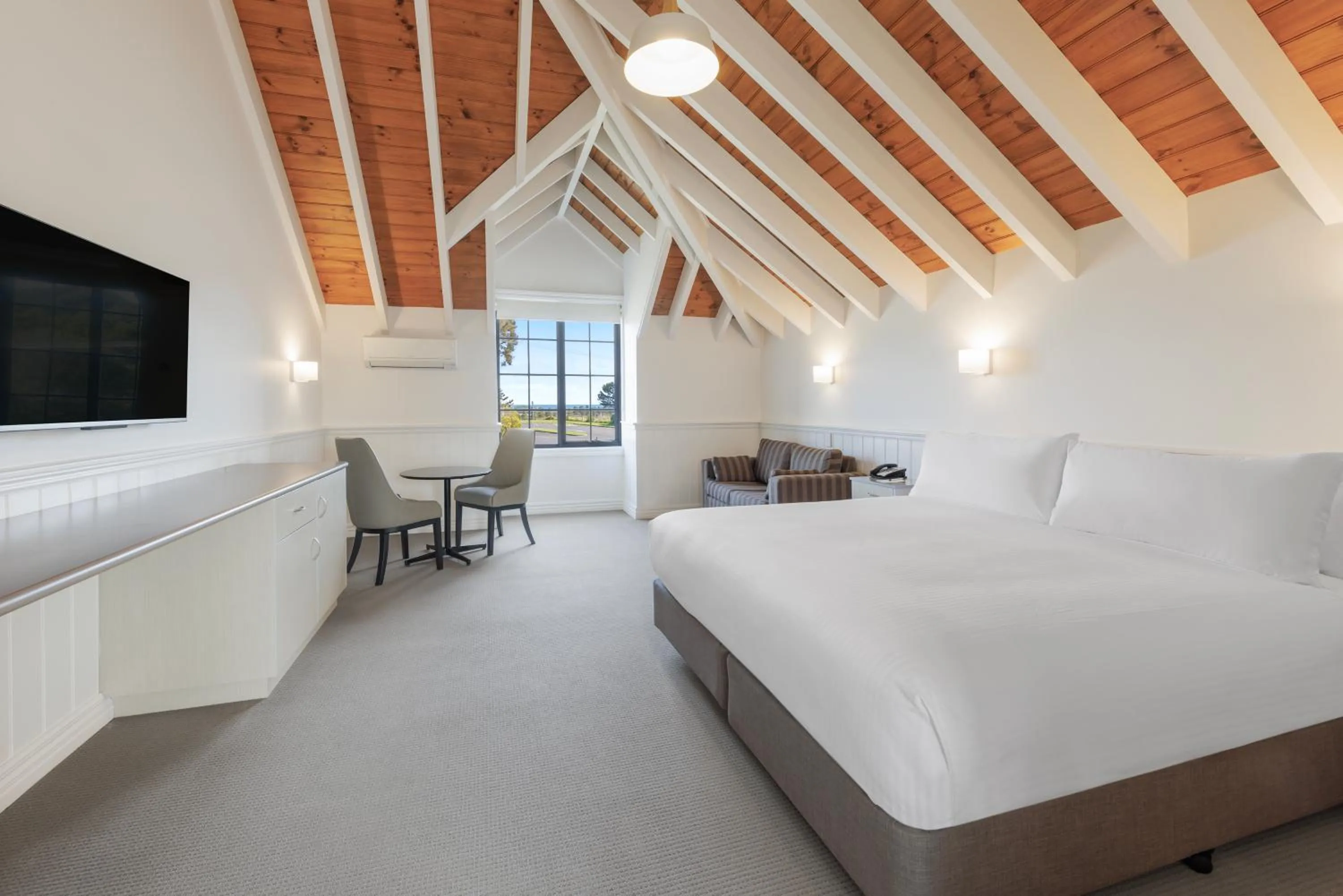 Photo of the whole room, Bed in Best Western Olde Maritime Motor Inn