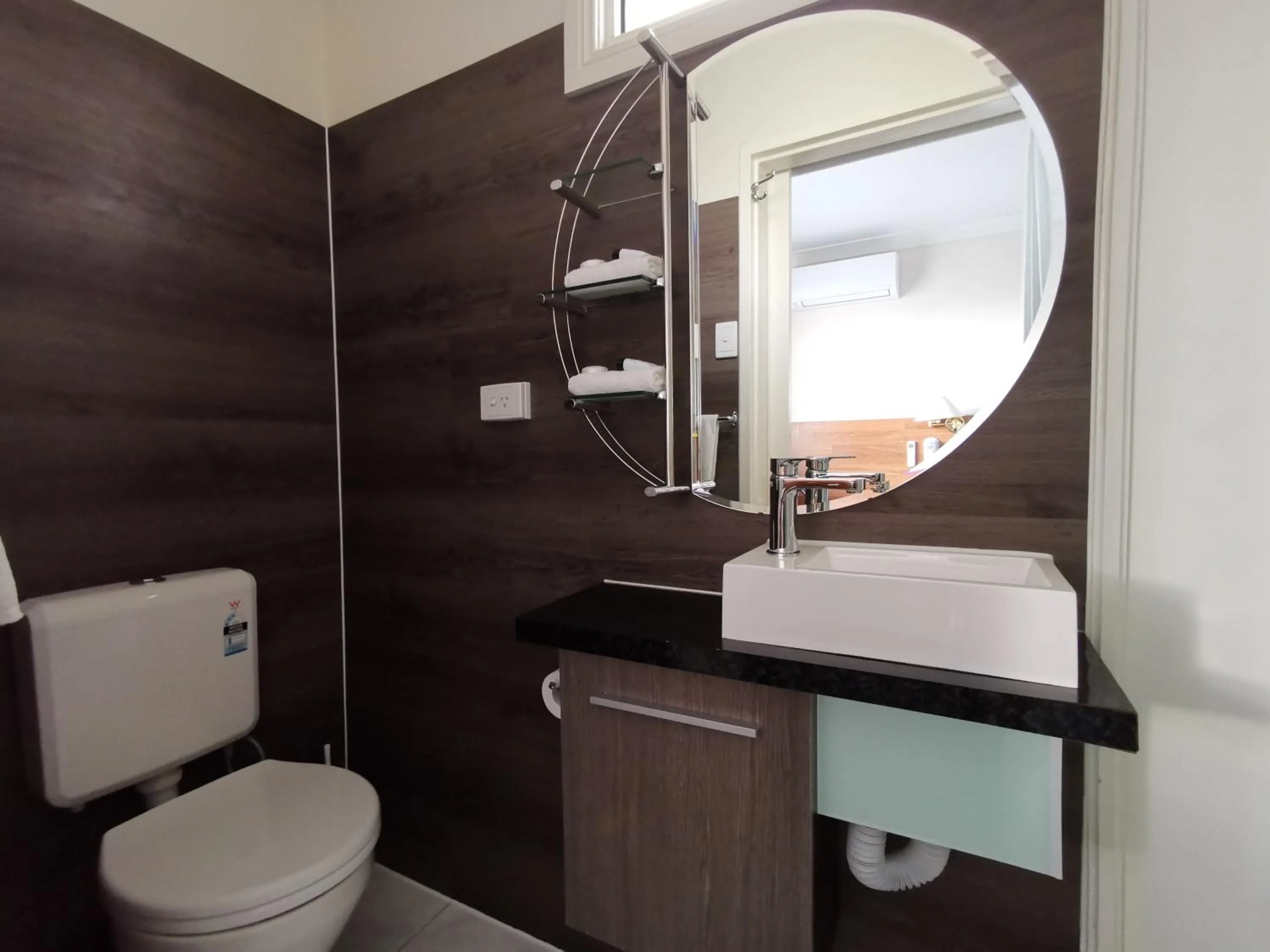 Bathroom in Hobart Tower Motel