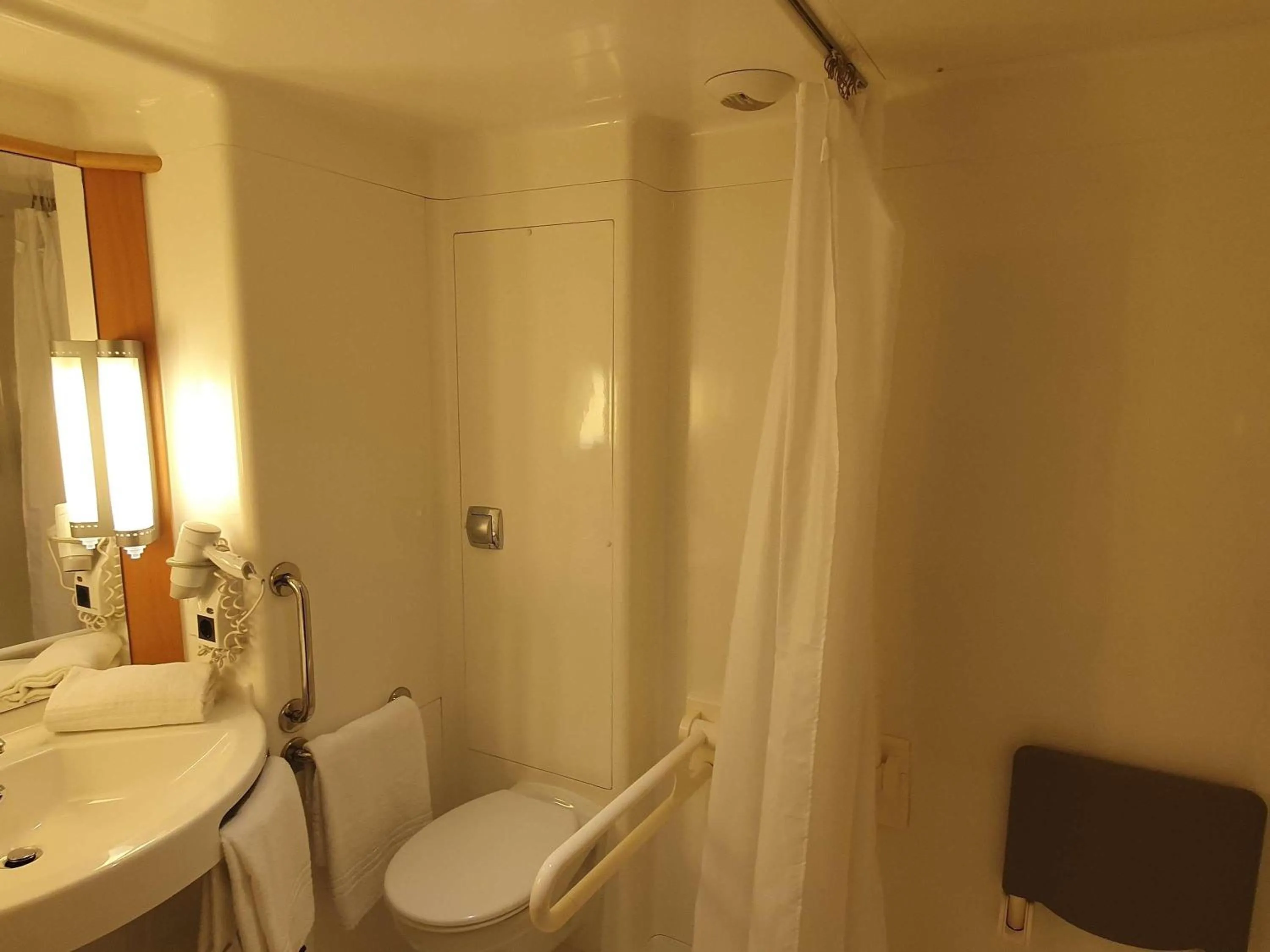 Bedroom in Ibis Barcelona Centro (Sagrada Familia)