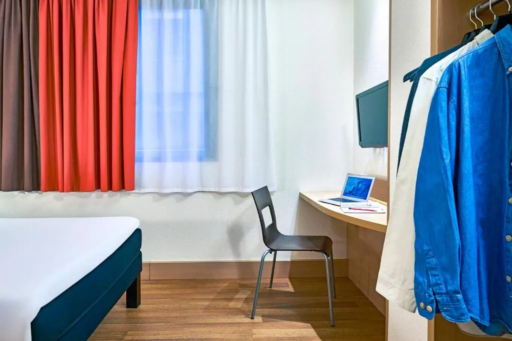 Photo of the whole room, Bed in Ibis Barcelona Centro (Sagrada Familia)