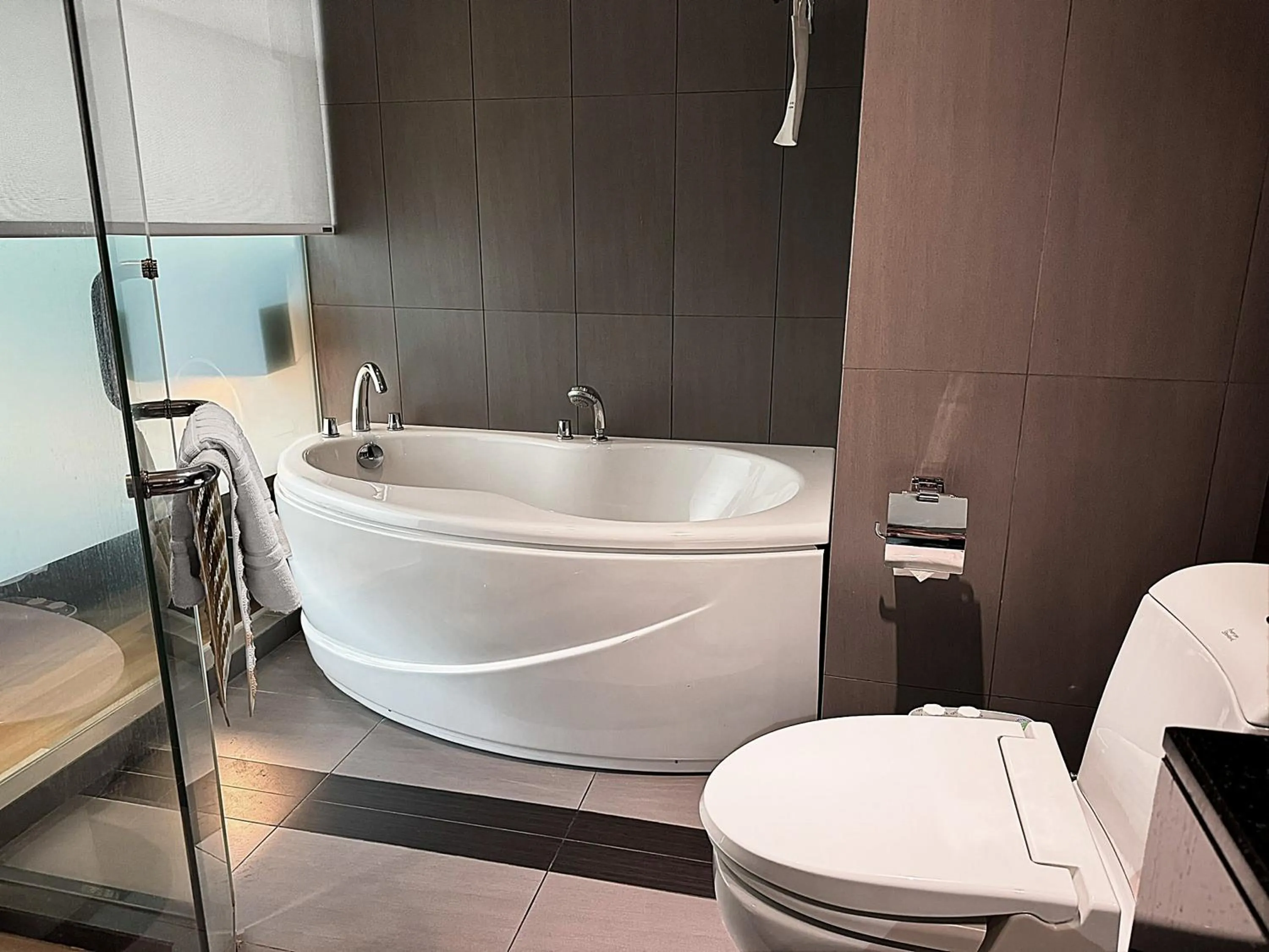 Bath in Golden Tulip Mandison Suites