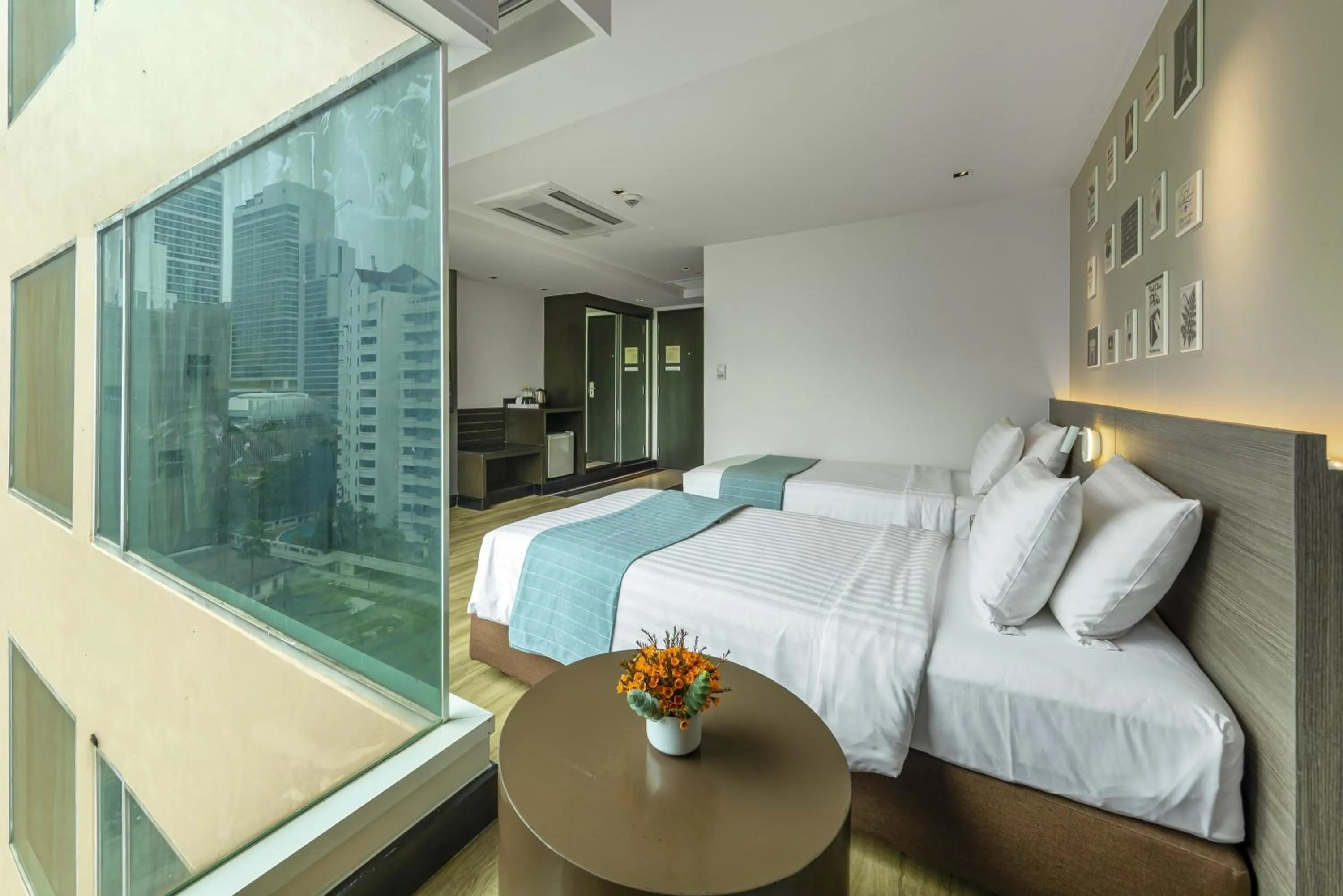 Bedroom, Bed in Golden Tulip Mandison Suites