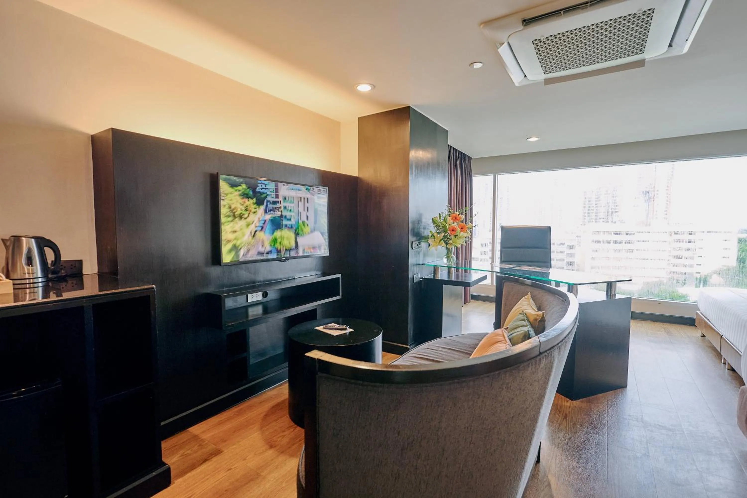 TV and multimedia in Golden Tulip Mandison Suites