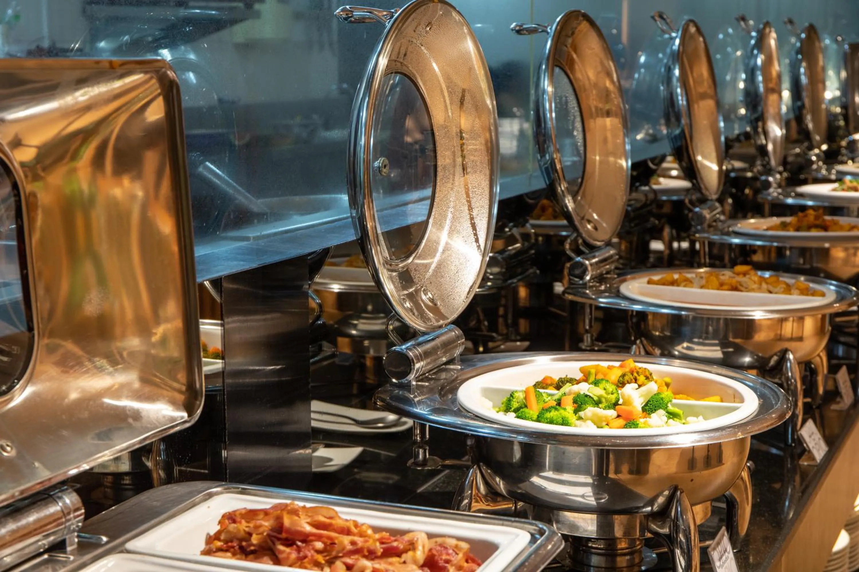 Buffet breakfast in Golden Tulip Mandison Suites