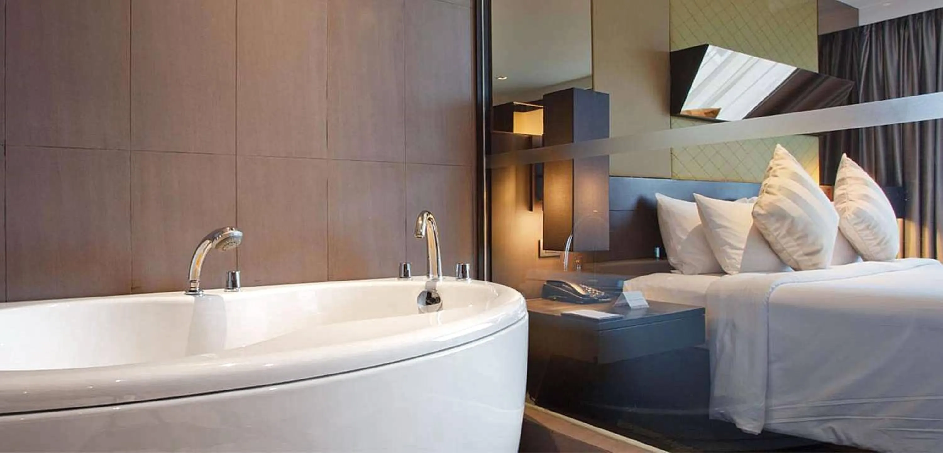 Bath, Bed in Golden Tulip Mandison Suites