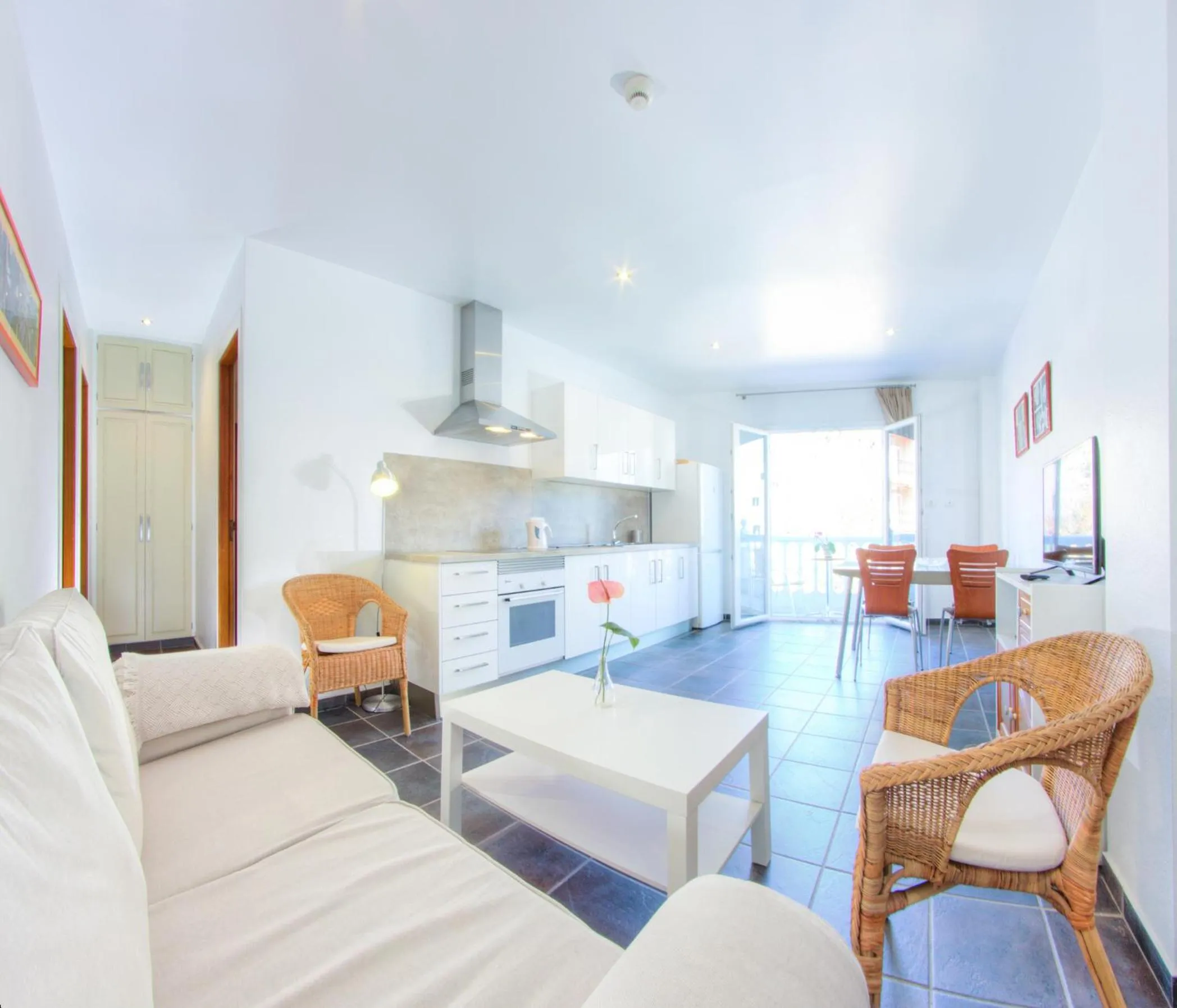 Kitchen or kitchenette, Bed in Apartamentos Adjovimar